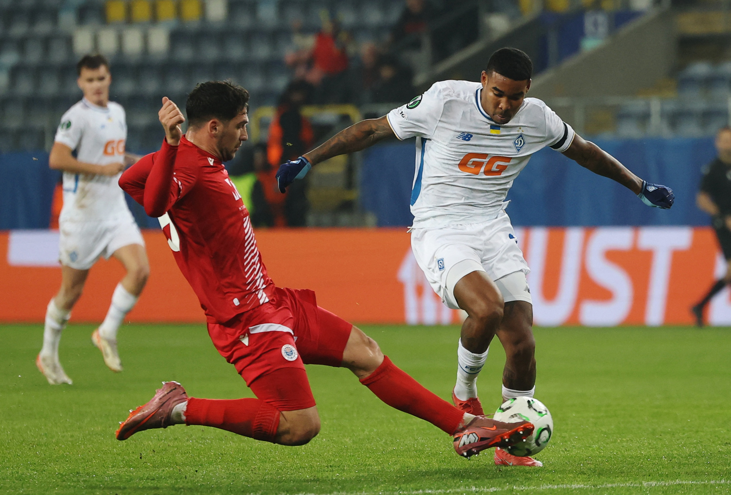 Soccer Football - UEFA Conference League - Dynamo Kyiv v Zrinjski Mostar - Lublin Arena, Lublin, Poland - November 6, 2025 Dynamo Kyiv's Eduardo Guerrero in action with Zrinjski Mostar's Duje Dujmovic REUTERS/Kacper Pempel
