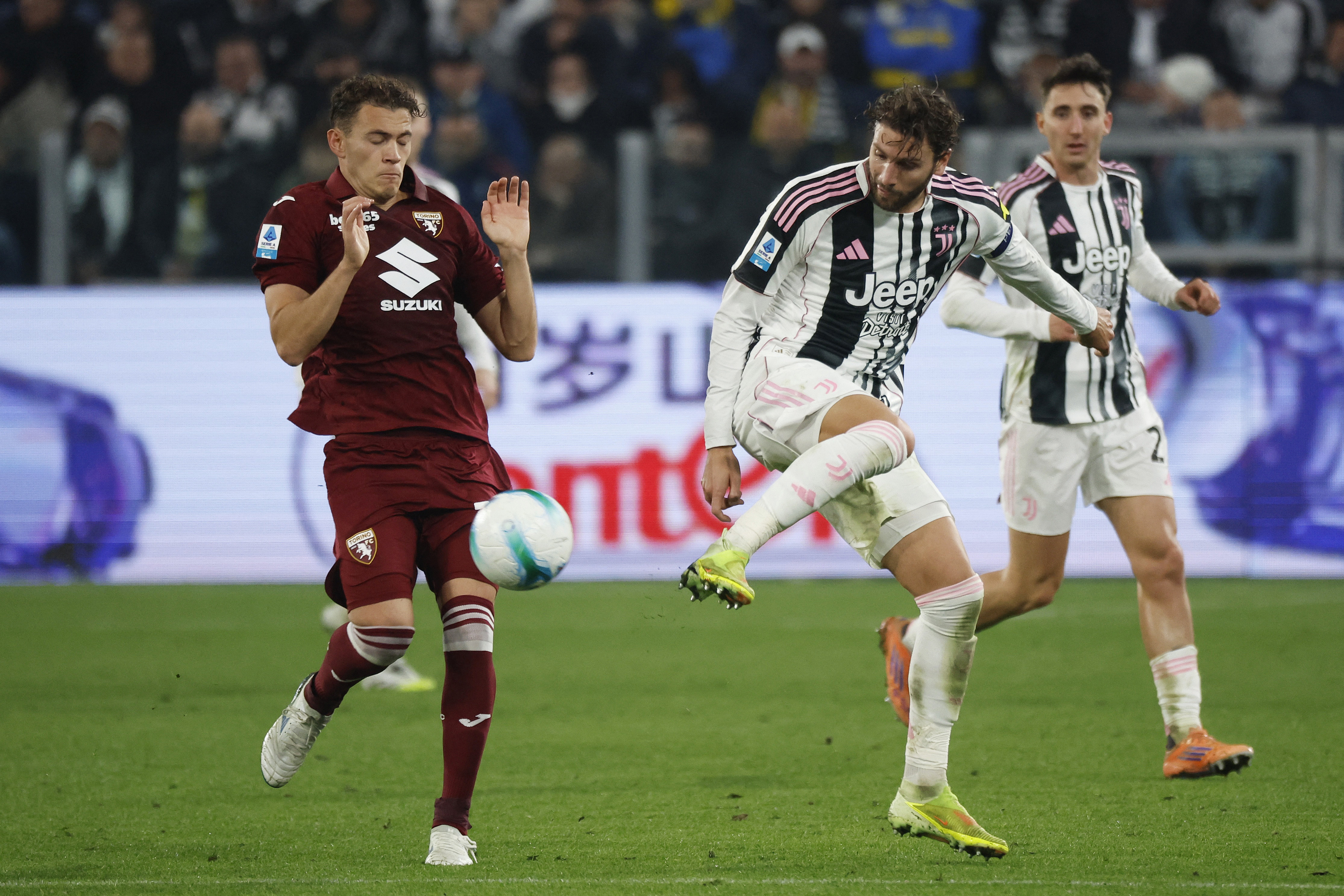 Soccer Football - Serie A - Juventus v Torino - Allianz Stadium, Turin, Italy - November 8, 2025 Juventus' Manuel Locatelli in action with Torino's Kristjan Asllani REUTERS/Alessandro Garofalo