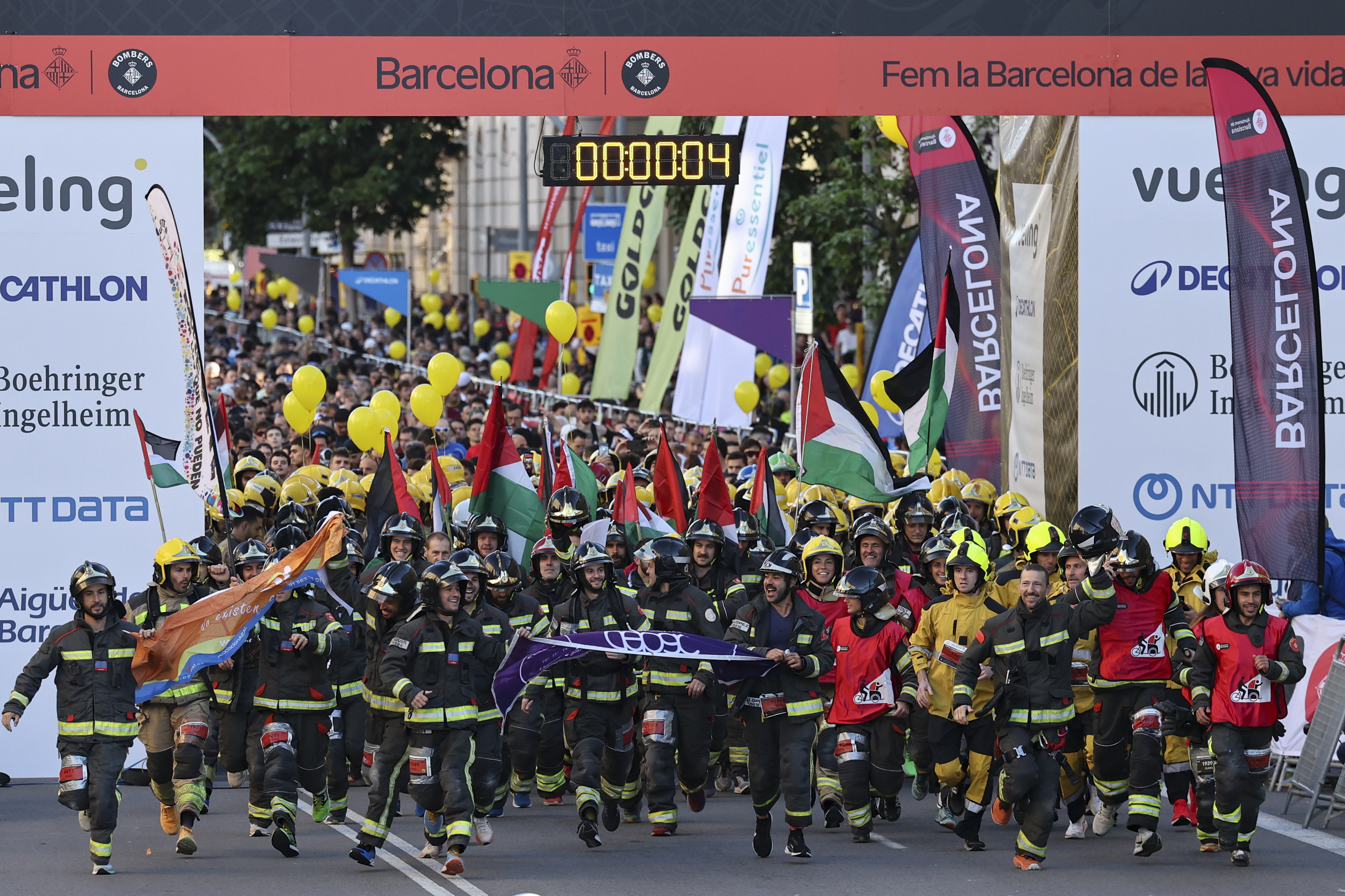 BARCELONA, ŠPANIJA -  9. NOVEMBAR 2025. – Vatrogasci koji su učestvovali u 26. godišnjoj Vatrogasnoj trci u Baceloni nosili su palestinske zastave tokom utrke ( Adria Puig - Anadolu Agency )