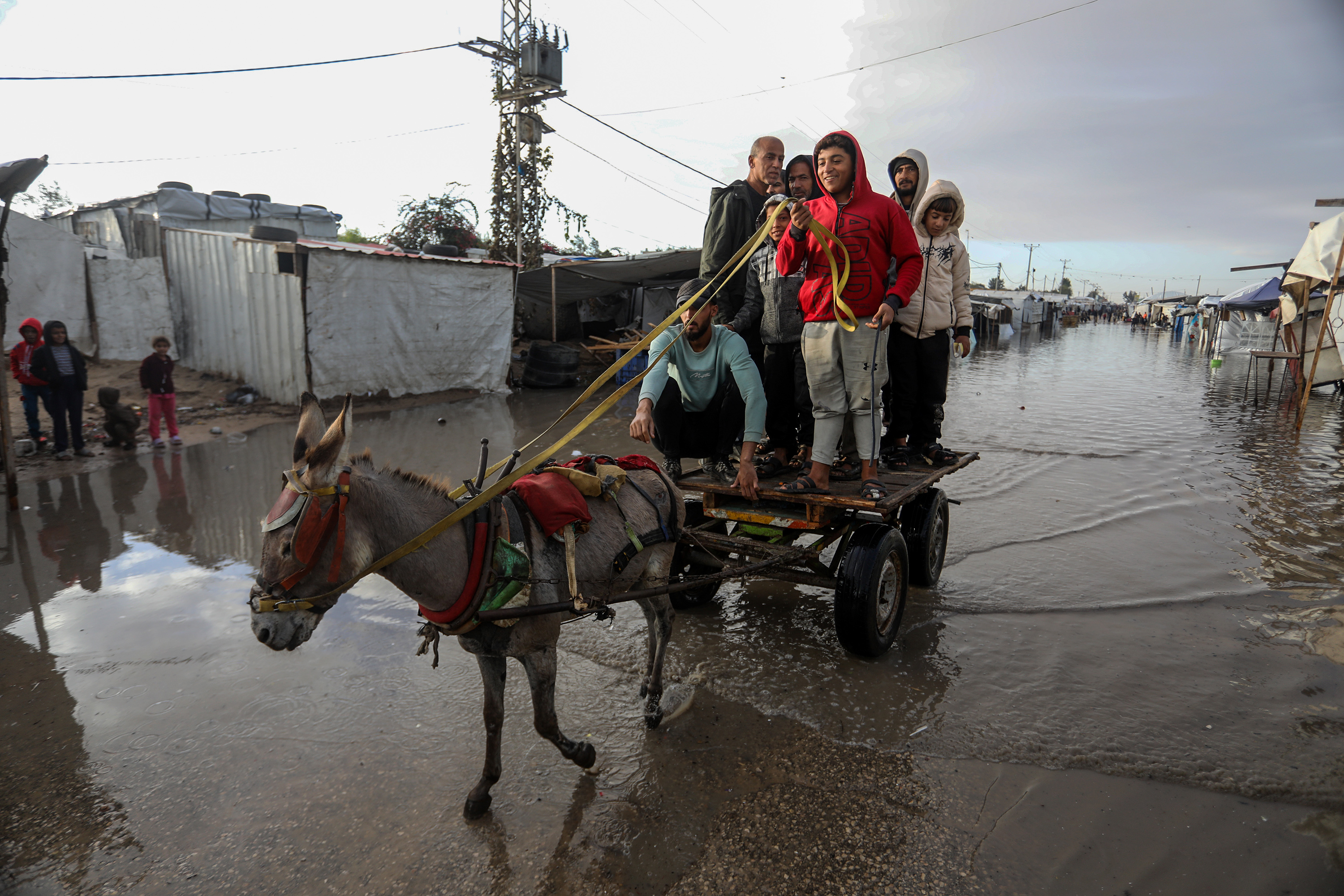 KHAN YUNIS, GAZA - 15. NOVEMBER: Obilne kiše su u subotu poplavile