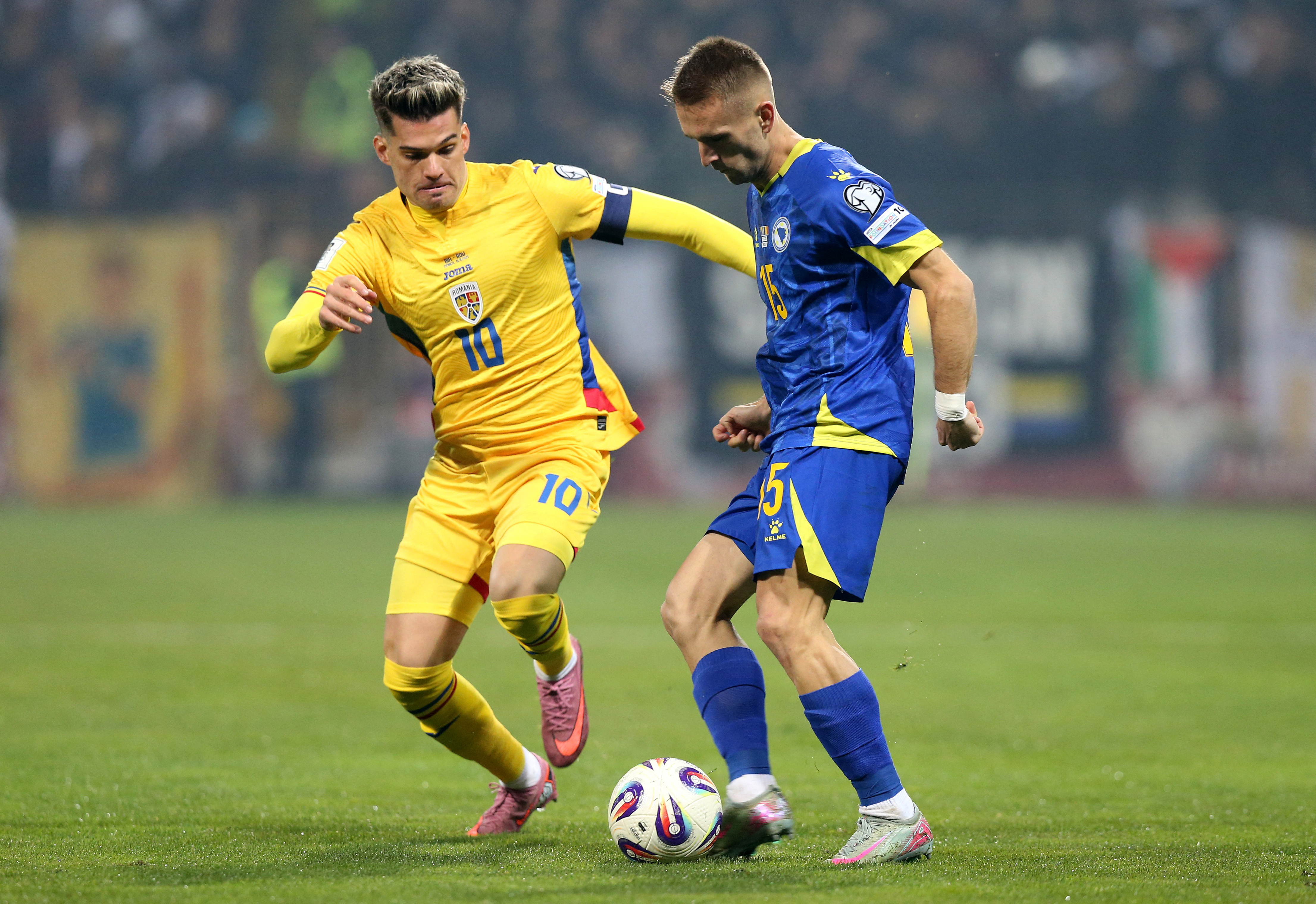 Soccer Football - FIFA World Cup - UEFA Qualifiers - Group H - Bosnia and Herzegovina v Romania - Stadion Bilino Polje, Zenica, Bosnia and Herzegovina - November 15, 2025 Bosnia and Herzegovina's Amar Memic in action with Romania's Ianis Hagi REUTERS/Amel