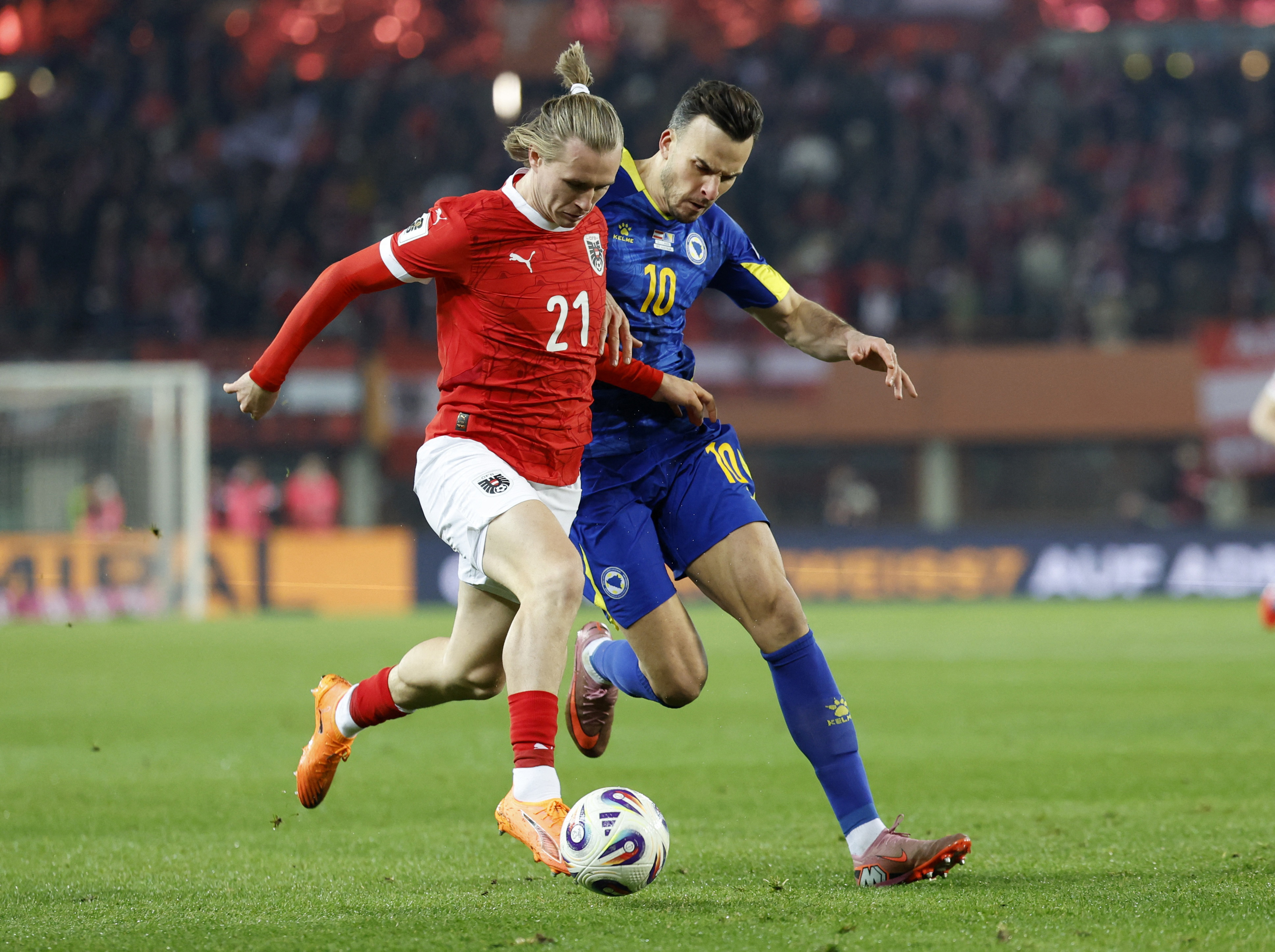 Soccer Football - FIFA World Cup - UEFA Qualifiers - Group H - Austria v Bosnia and Herzegovina - Ernst-Happel-Stadion, Vienna, Austria - November 18, 2025 Austria's Patrick Wimmer in action with Bosnia and Herzegovina's Haris Tabakovic REUTERS/Lisa Leutn