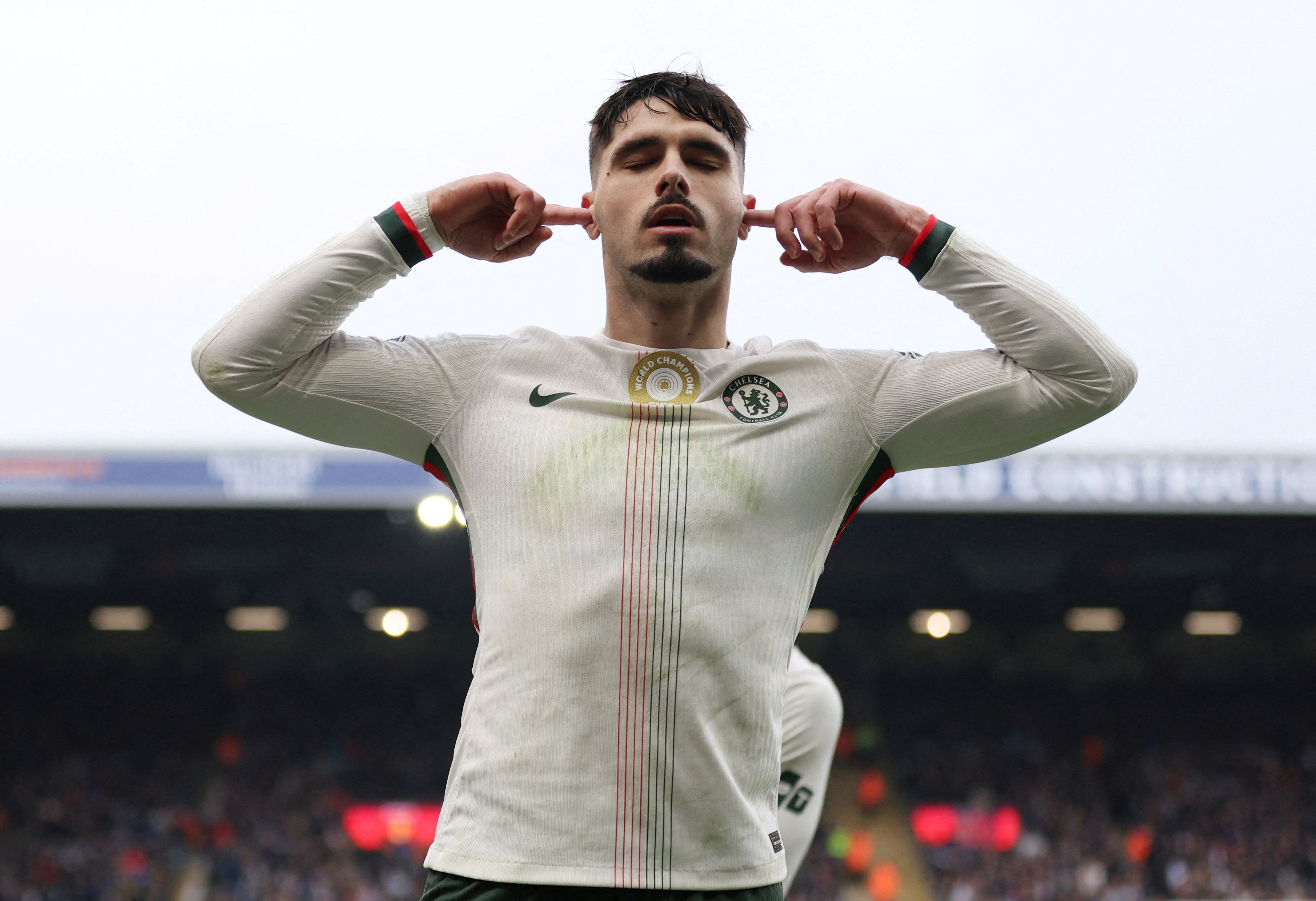 Soccer Football - Premier League - Burnley v Chelsea - Turf Moor, Burnley, Britain - November 22, 2025 Chelsea's Pedro Neto celebrates scoring their first goal REUTERS/Chris Radburn EDITORIAL USE ONLY. NO USE WITH UNAUTHORIZED AUDIO, VIDEO, DATA, FIXTURE
