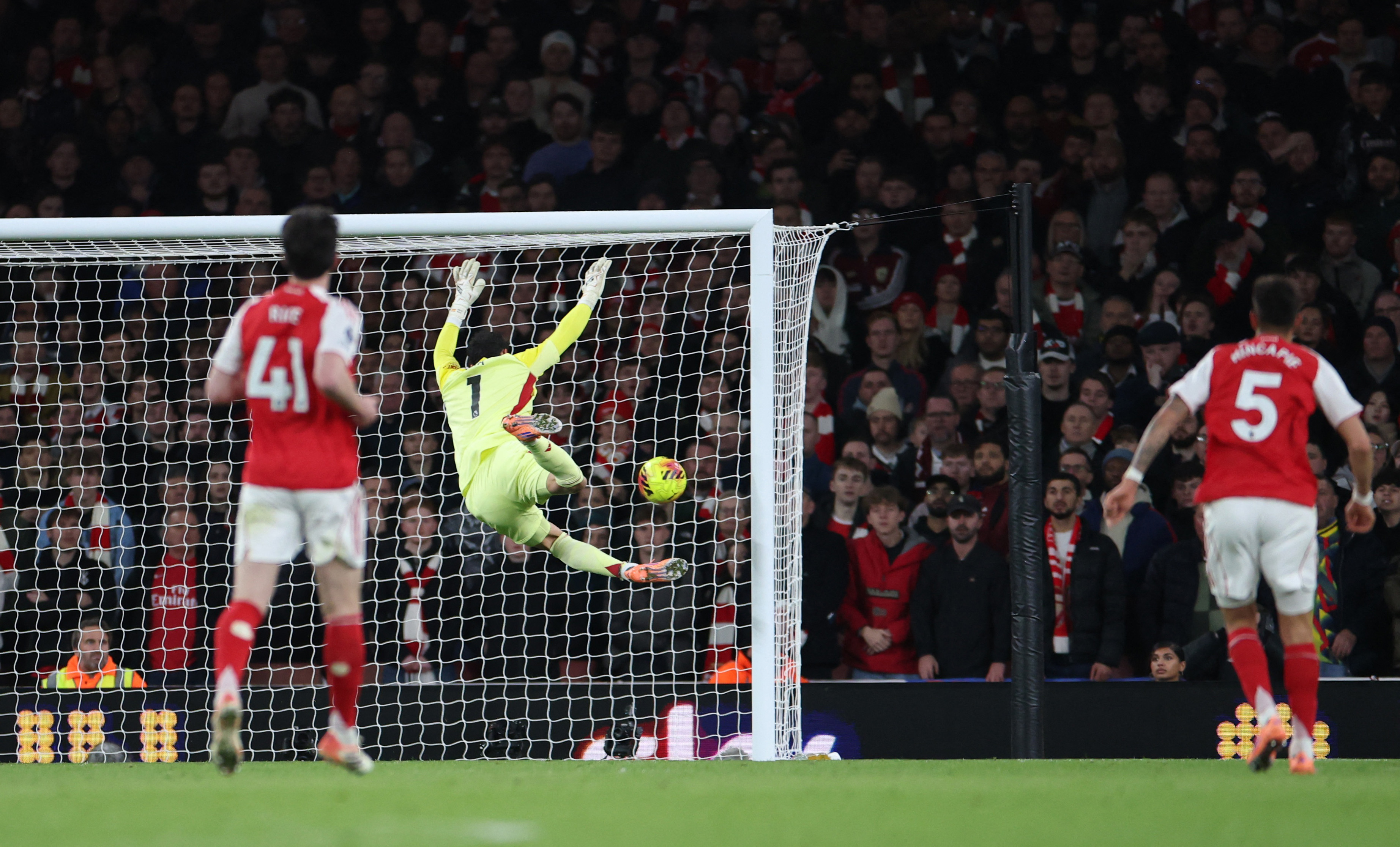 Soccer Football - Premier League - Arsenal v Tottenham Hotspur - Emirates Stadium, London, Britain - November 23, 2025 Arsenal's David Raya in action as Tottenham Hotspur's Richarlison scores their first goal REUTERS/Hannah Mckay EDITORIAL USE ONLY. NO US