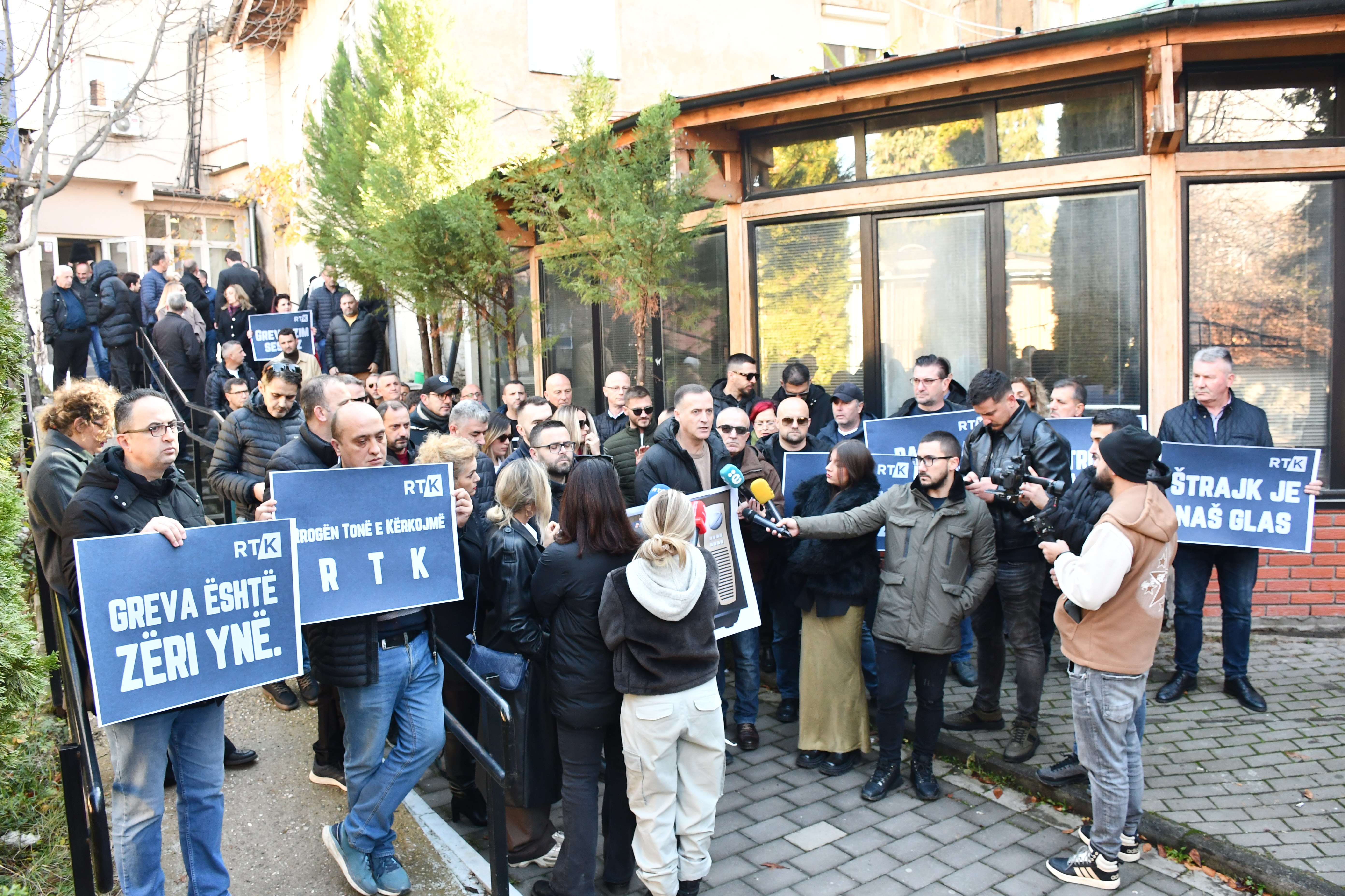 AA-20251124-39794599-39794597-UPOSLENICI_TELEVIZIJE_KOSOVA_U_STRAJKU_NAJAVILI_MOGUCNOST_BOJKOTA_IZBORNE_KAMPANJE