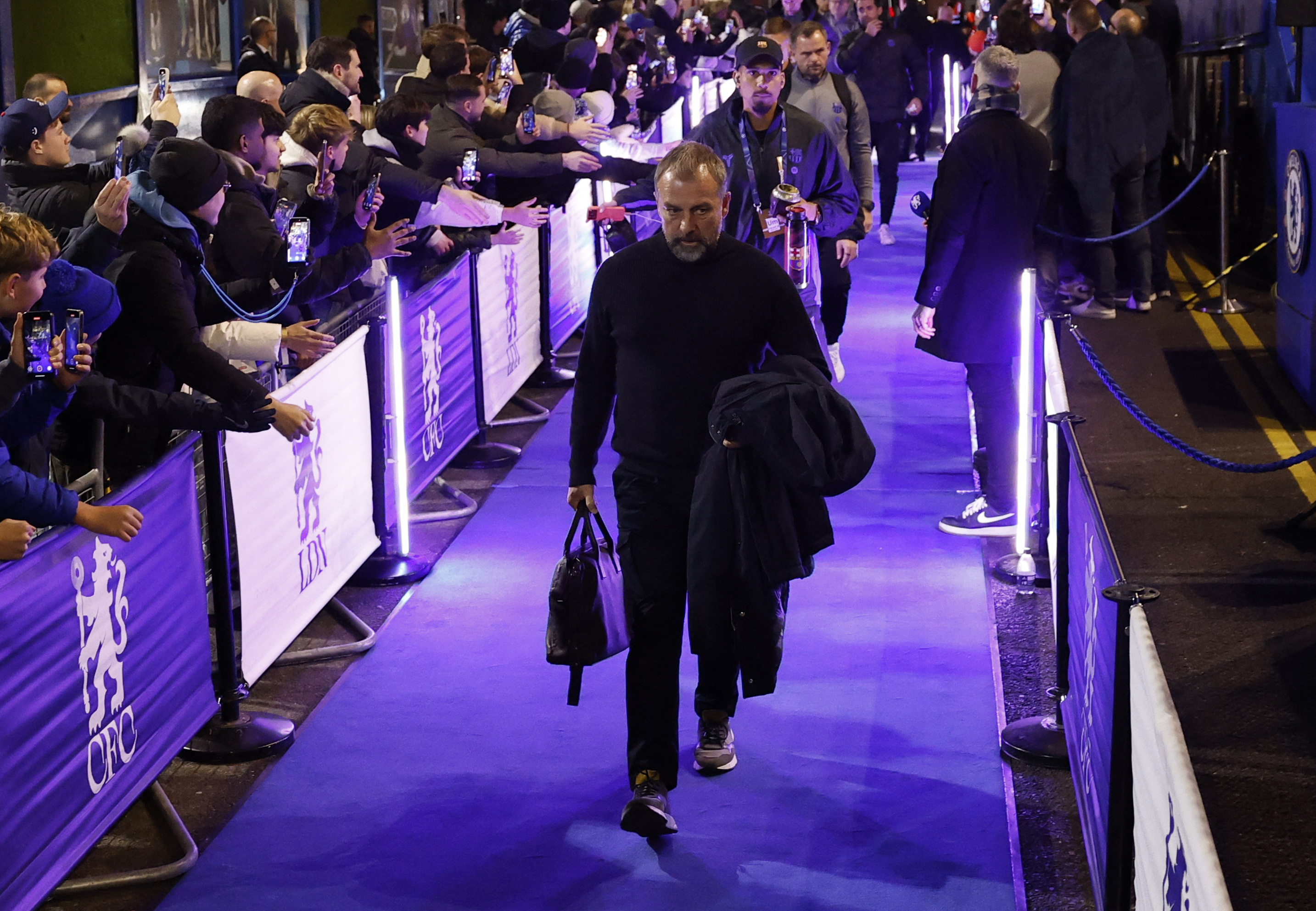 Soccer Football - UEFA Champions League - Chelsea v FC Barcelona - Stamford Bridge, London, Britain - November 25, 2025 FC Barcelona coach Hansi Flick arrives at the stadium before the match Action Images via Reuters/Andrew Couldridge