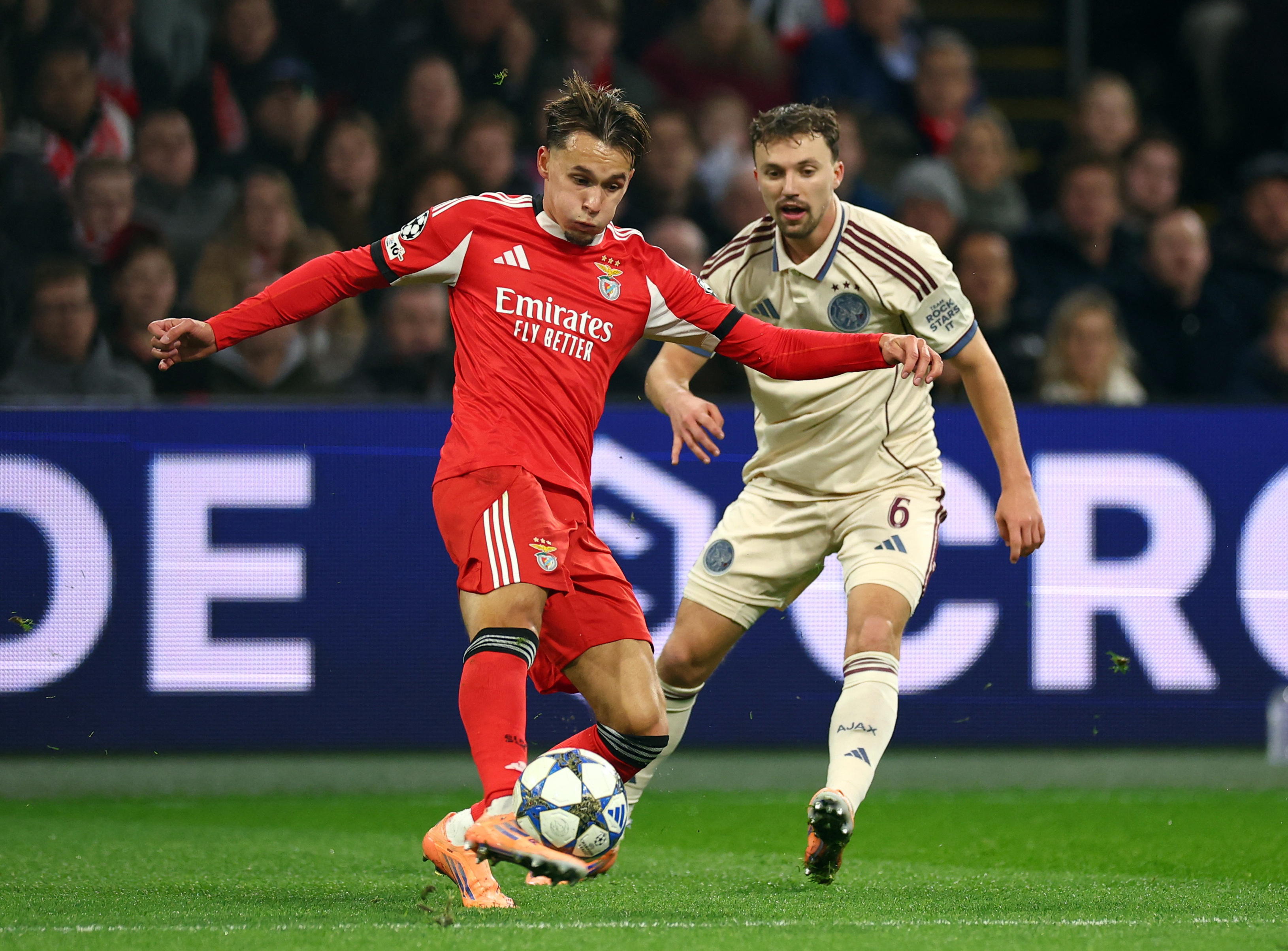 Soccer Football - UEFA Champions League - Ajax Amsterdam v Benfica - Johan Cruijff Arena, Amsterdam, Netherlands - November 25, 2025  Benfica's Amar Dedic in action with Ajax Amsterdam's Youri Regeer REUTERS/Piroschka Van De Wouw