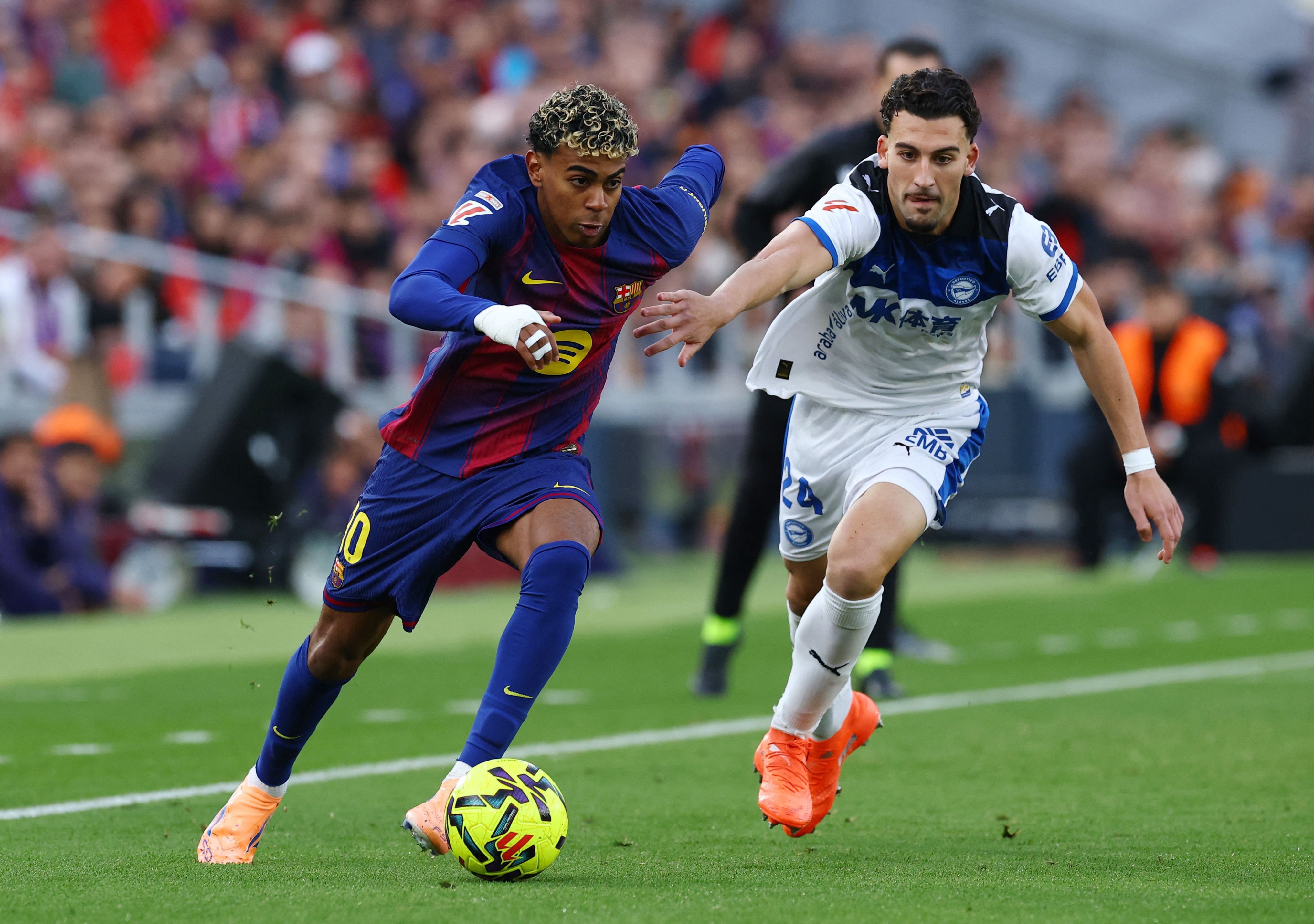 Soccer Football - LaLiga - FC Barcelona v Deportivo Alaves - Spotify Camp Nou, Barcelona, Spain - November 29, 2025 FC Barcelona's Lamine Yamal in action with Deportivo Alaves' Victor Parada REUTERS/Albert Gea