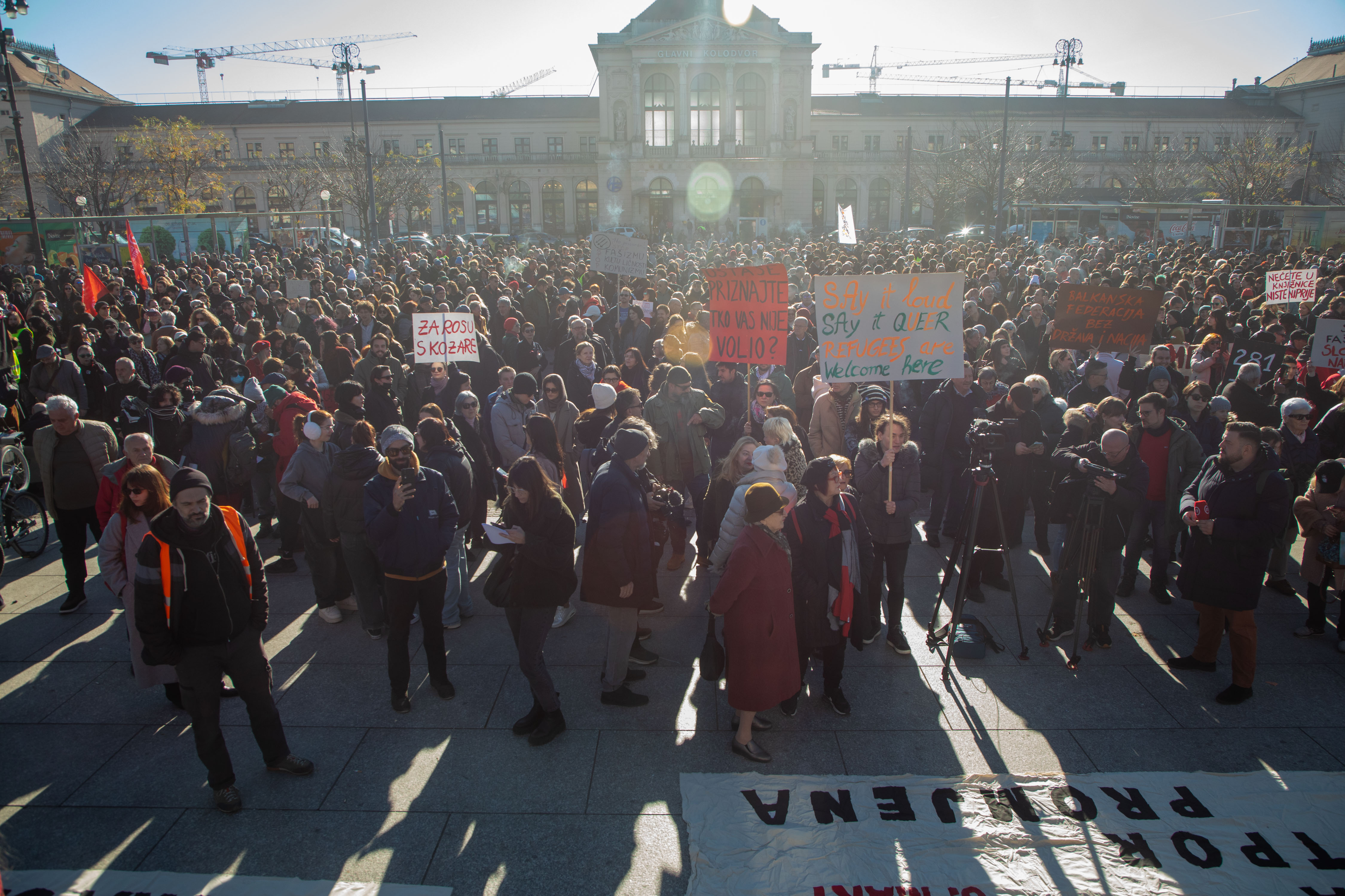 U Zagrebu na Trgu kralja Tomislava okupilo se oko tisuću ljudi, a nakon kolone koja je promarširala centrom do Trga bana Jelačića, skup je na glavnom gradskom trgu prerastao na nekoliko tisuća sudionika.  ( Stipe Majic - Anadolu Agency )