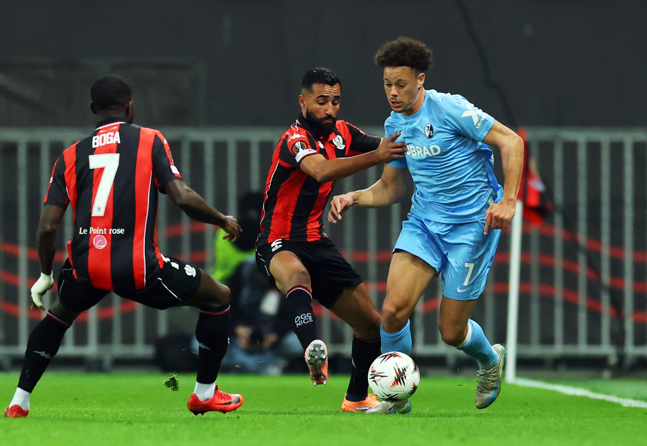 Soccer Football - UEFA Europa League - OGC Nice v SC Freiburg - Allianz Riviera, Nice, France - November 6, 2025 SC Freiburg's Derry Scherhant in action with OGC Nice's Ali Abdi and OGC Nice's Jeremie Boga REUTERS/Manon Cruz