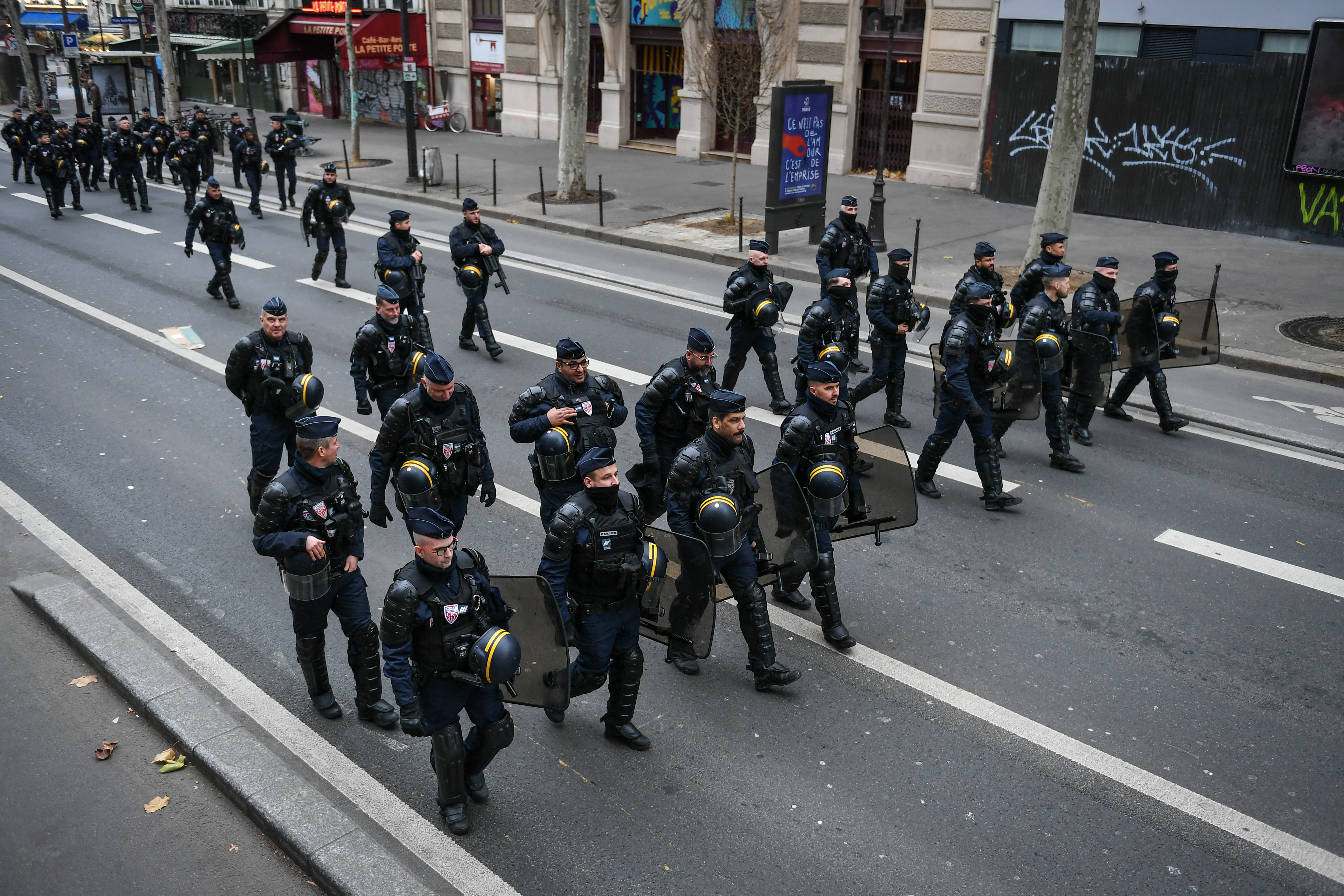 PARIZ, FRANCUSKA - 2. DECEMBAR 2025. - Stotine demonstranata