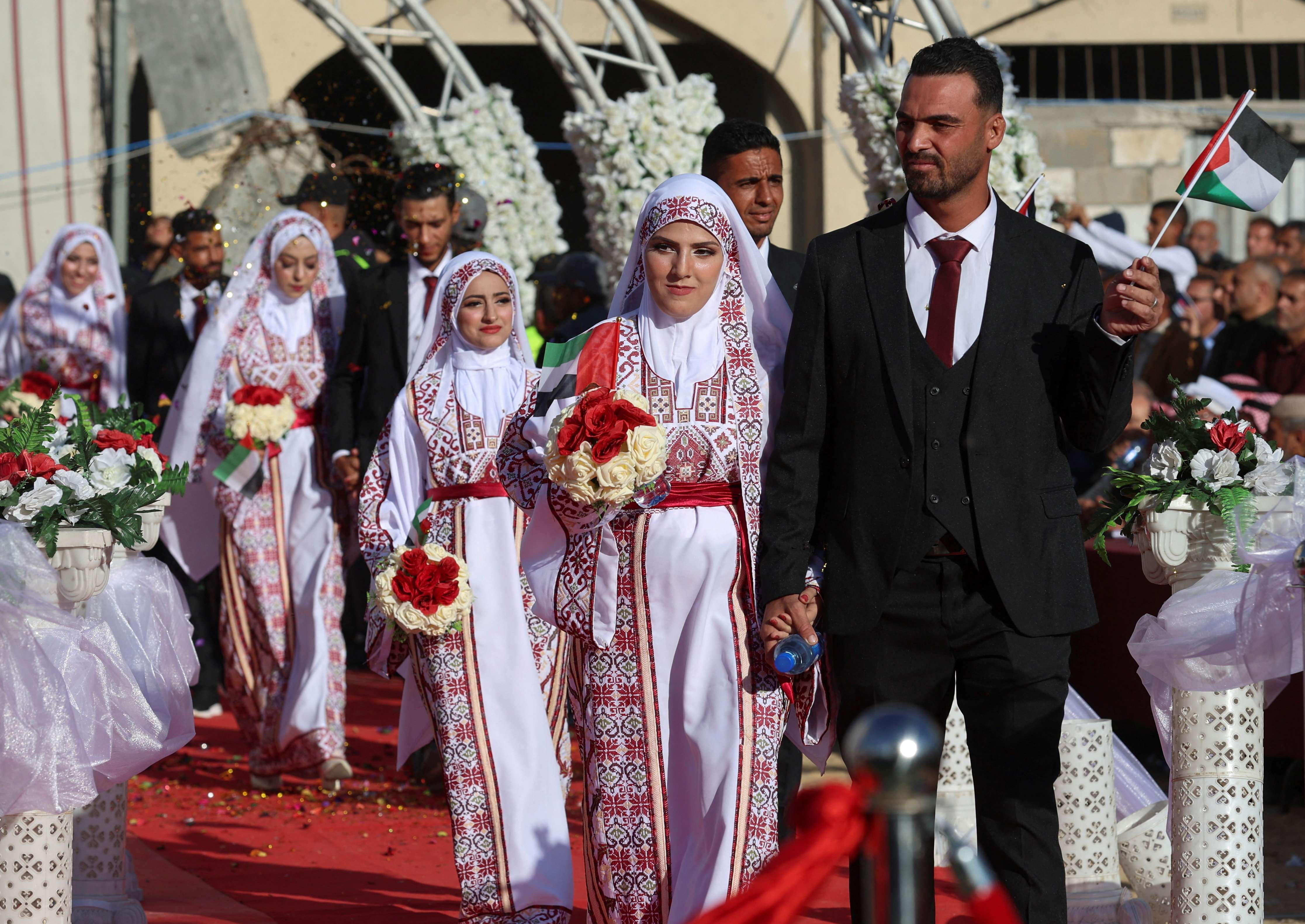 Palestinian couples attend a mass wedding in Khan Younis, in the southern Gaza Strip December 2, 2025. REUTERS/Ramadan Abed