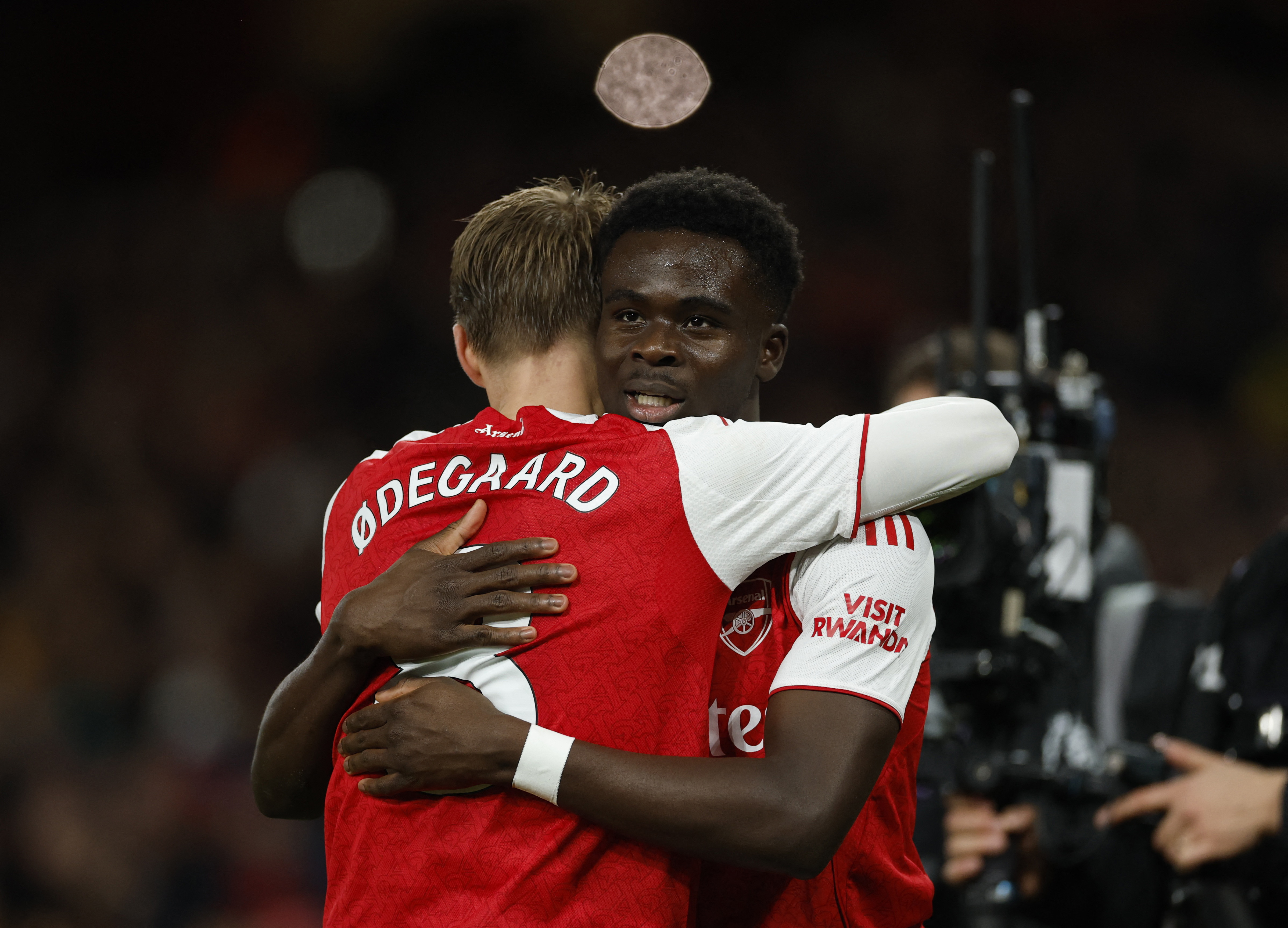 Soccer Football - Premier League - Arsenal v Brentford - Emirates Stadium, London, Britain - December 3, 2025 Arsenal's Bukayo Saka celebrates scoring their second goal with Martin Odegaard Action Images via Reuters/Peter Cziborra EDITORIAL USE ONLY. NO U
