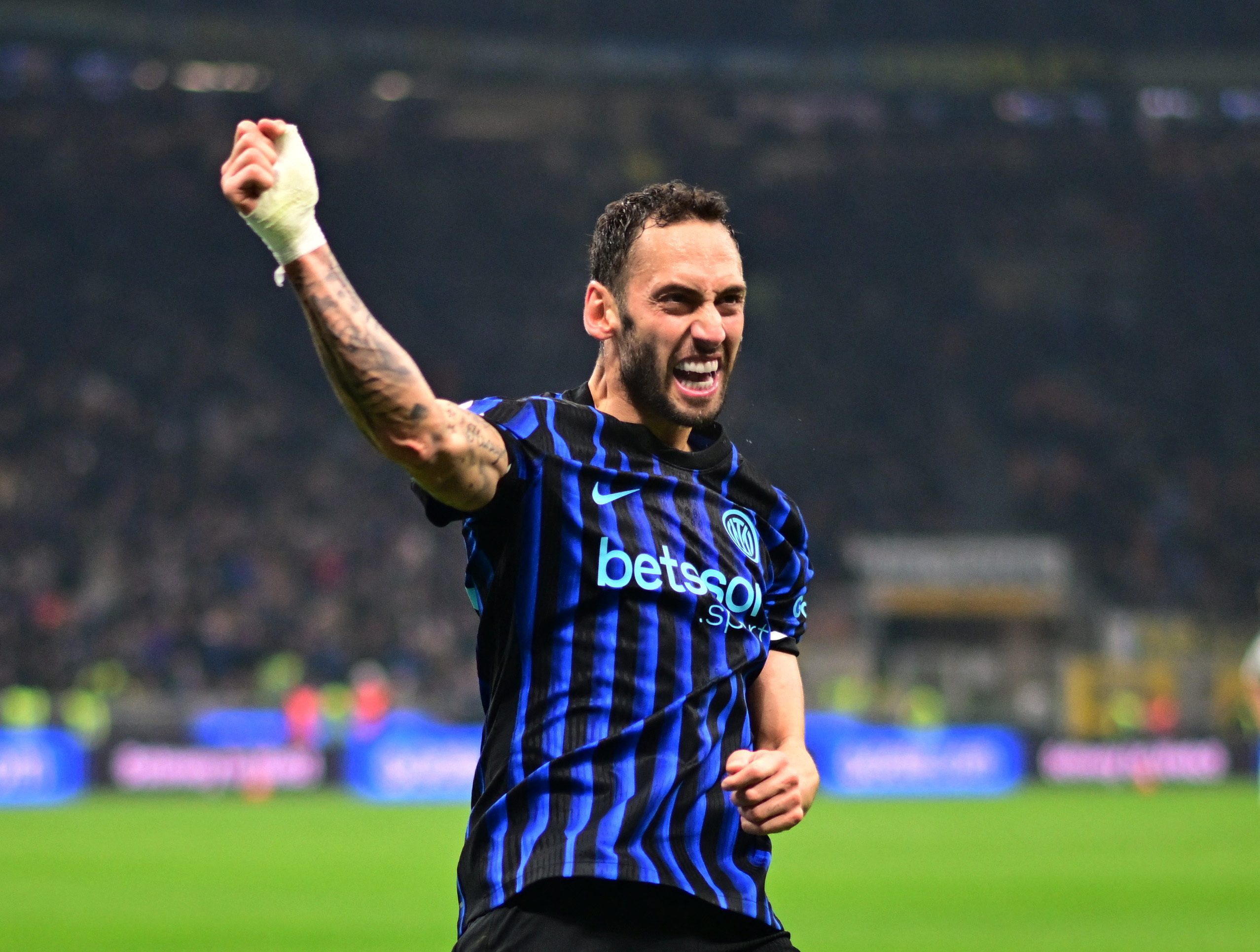 Soccer Football - Serie A - Inter Milan v Como - San Siro, Milan, Italy - December 6, 2025 Inter Milan's Hakan Calhanoglu celebrates scoring their third goal REUTERS/Daniele Mascolo