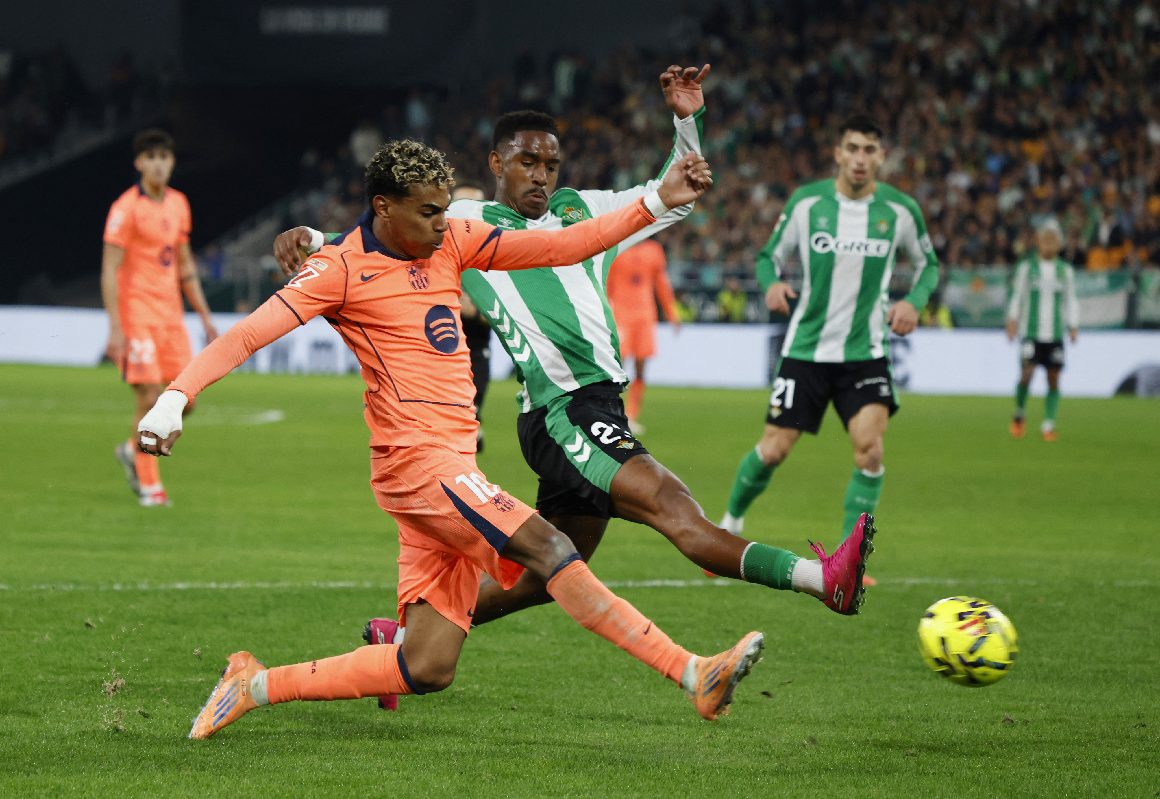 Soccer Football - LaLiga - Real Betis v FC Barcelona - Estadio Benito Villamarin, Seville, Spain - December 6, 2025 FC Barcelona's Lamine Yamal in action with Real Betis' Junior Firpo REUTERS/Marcelo Del Pozo