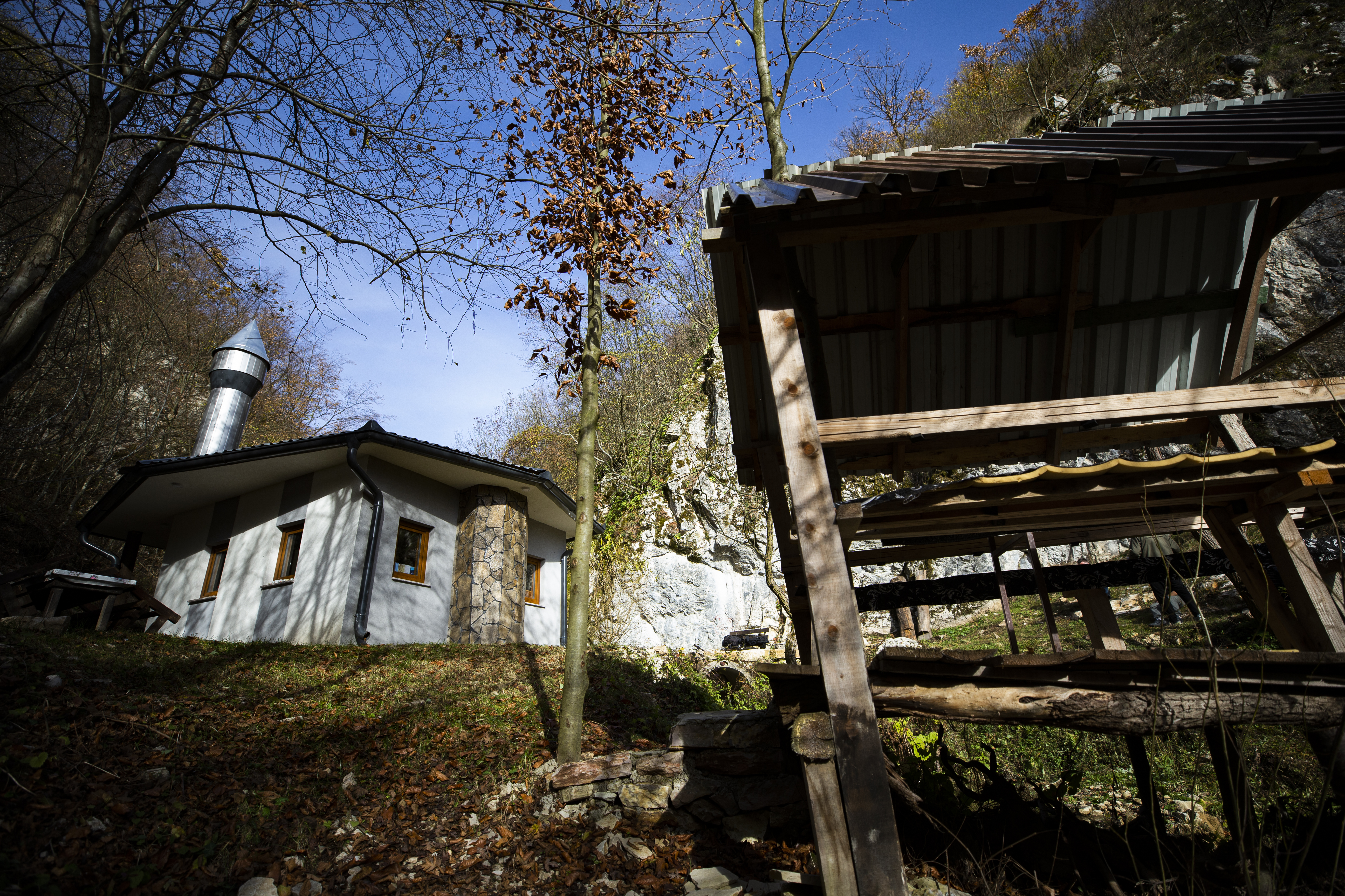 AA-20251207-39913714-39913708-JEDNA_OD_NAJMANJIH_DZAMIJA_U_BIH_IMA_16_KVADRATA_I_MOZE_PRIMITI_10_VJERNIKA