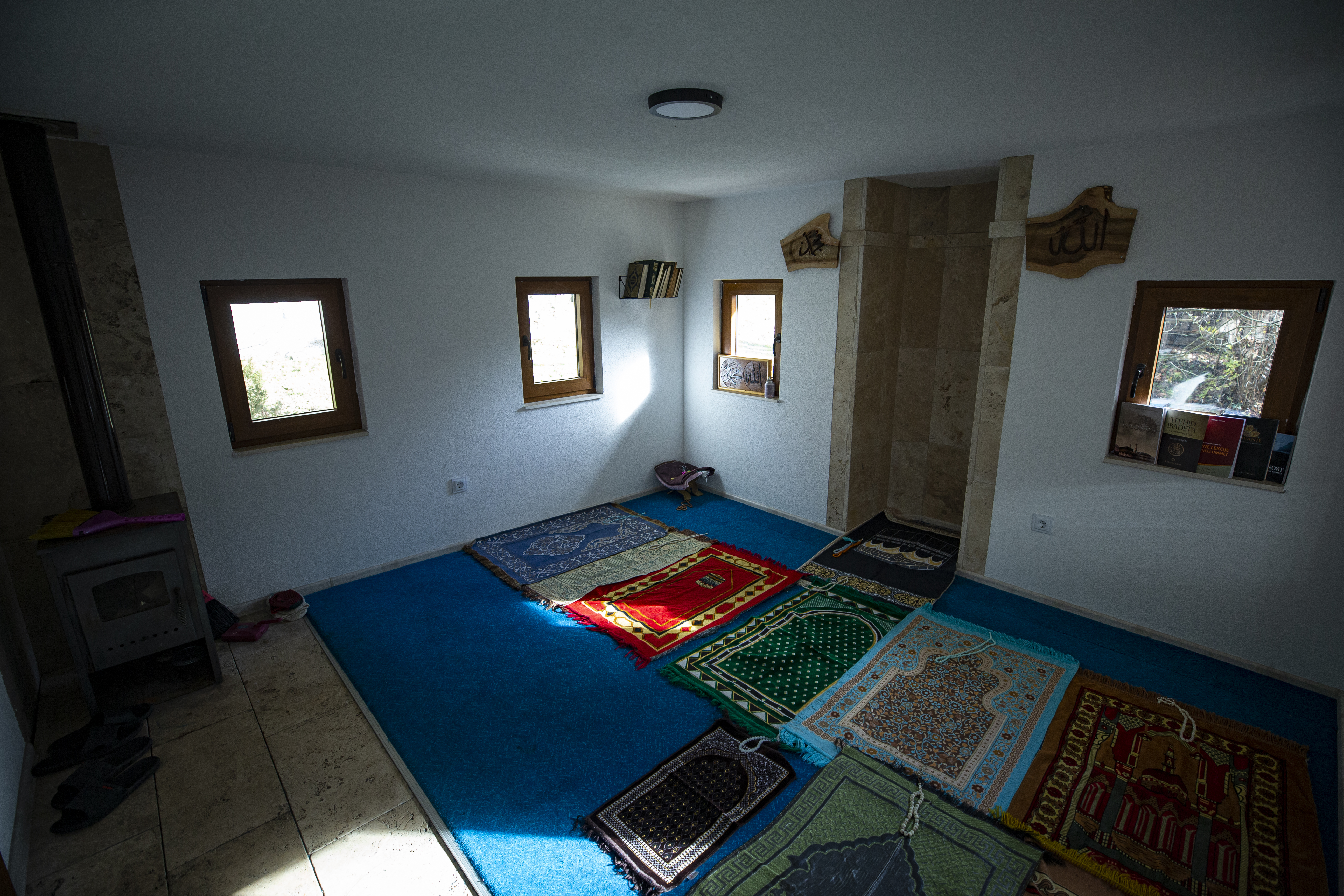 AA-20251207-39913714-39913707-JEDNA_OD_NAJMANJIH_DZAMIJA_U_BIH_IMA_16_KVADRATA_I_MOZE_PRIMITI_10_VJERNIKA