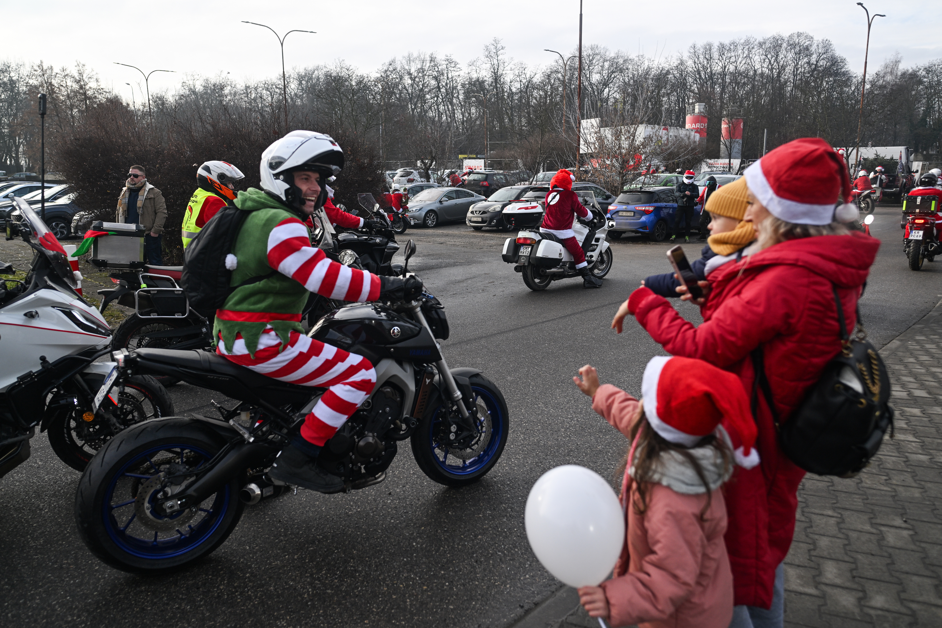 AA-20251207-39916413-39916402-DJEDA_MRAZOVI_NA_MOTORIMA_SE_PROVOZALI_KRAKOVOM_I_URUCILI_POKLONE_DJECI_U_BOLNICI