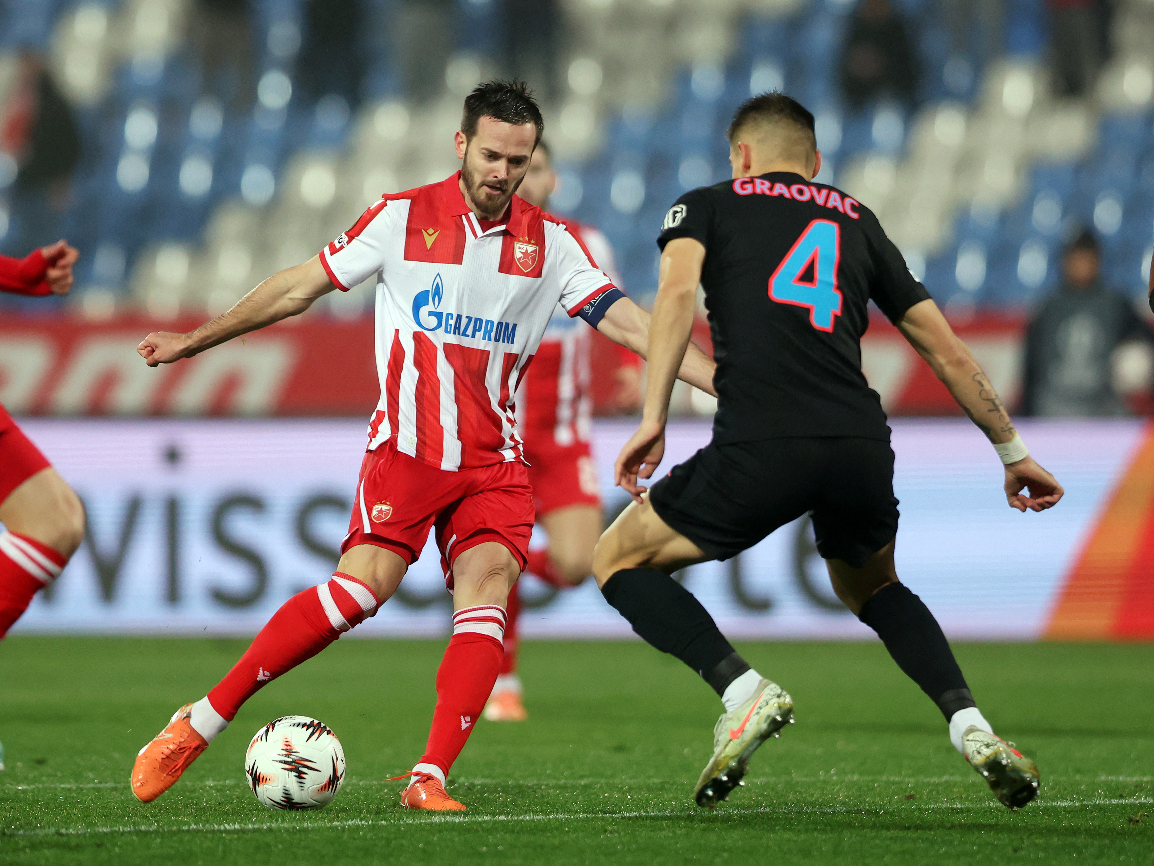 Soccer Football - UEFA Europa League - Red Star Belgrade v FCSB - Rajko Mitic Stadium, Belgrade, Serbia - November 27, 2025  FCSB's Danijel Graovac in action with Red Star Belgrade's Mirko Ivanic REUTERS/Zorana Jevtic