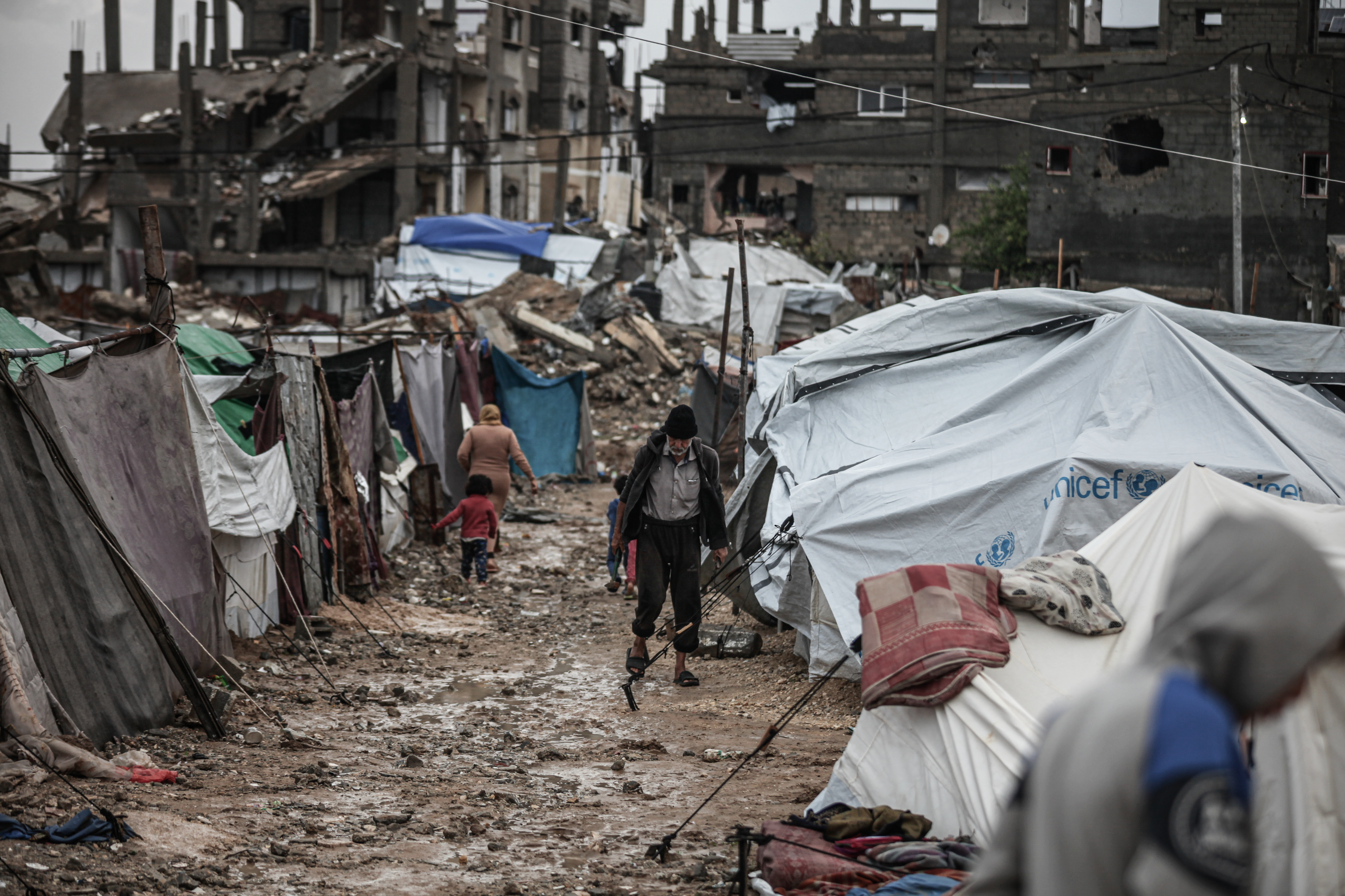 DEIR AL-BALAH, GAZA - 12. DECEMBAR: Palestinci se bore s poplavama  ( Moiz Salhi - Anadolu Agency )