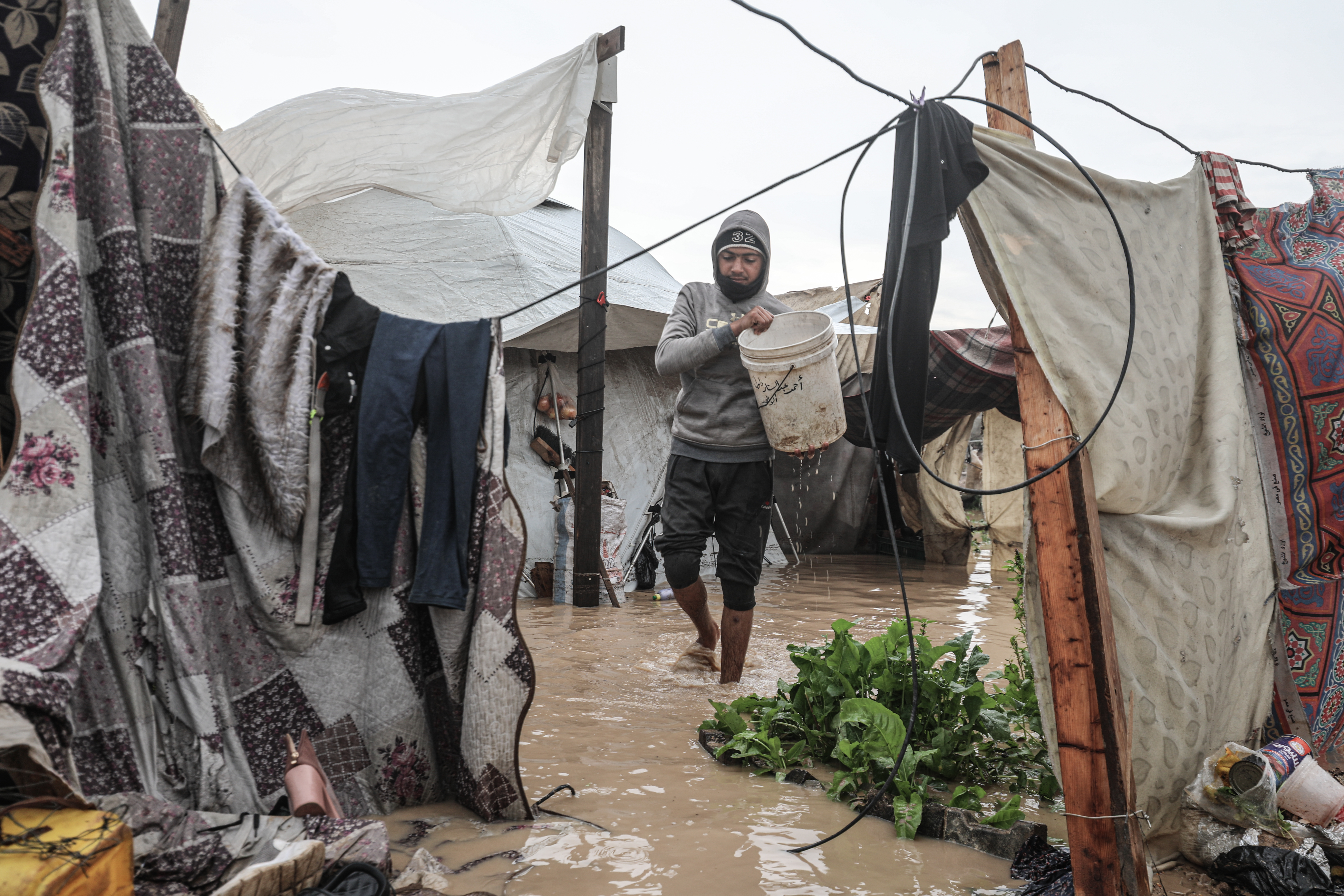 DEIR AL-BALAH, GAZA - 12. DECEMBAR: Palestinci se bore s poplavama  ( Moiz Salhi - Anadolu Agency )