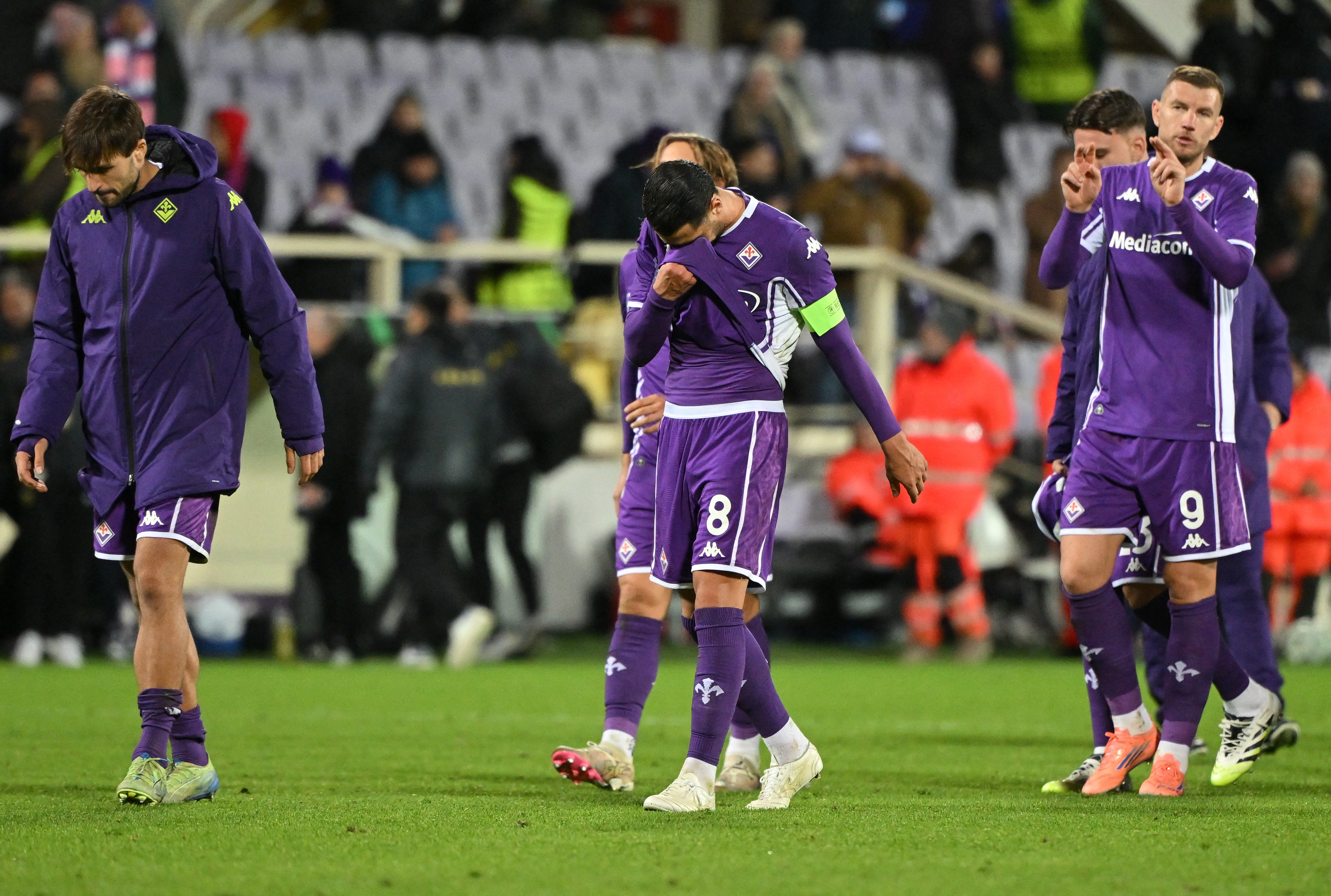 Soccer Football - UEFA Conference League - Fiorentina v AEK Athens - Stadio Artemio Franchi, Florence, Italy - November 27, 2025 Fiorentina's Rolando Mandragora looks dejected after the match REUTERS/Alberto Lingria