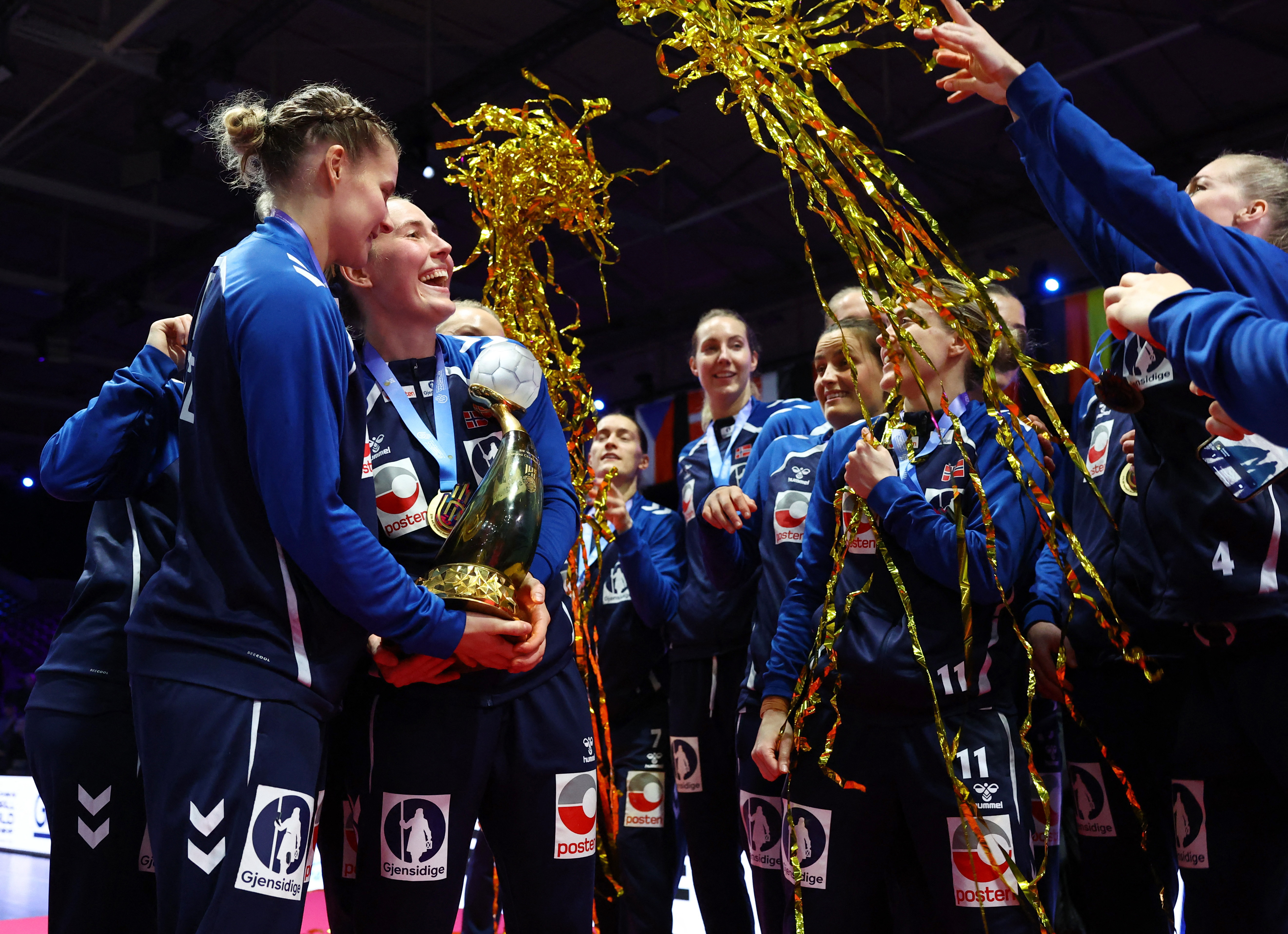 Handball - 2025 IHF World Women's Handball Championship - Rotterdam Ahoy, Rotterdam, Netherlands - December 14, 2025  Gold medallist Norway's Maren Nyland Aardahl celebrates with the trophy and teammates during the ceremony REUTERS/Piroschka Van De Wouw