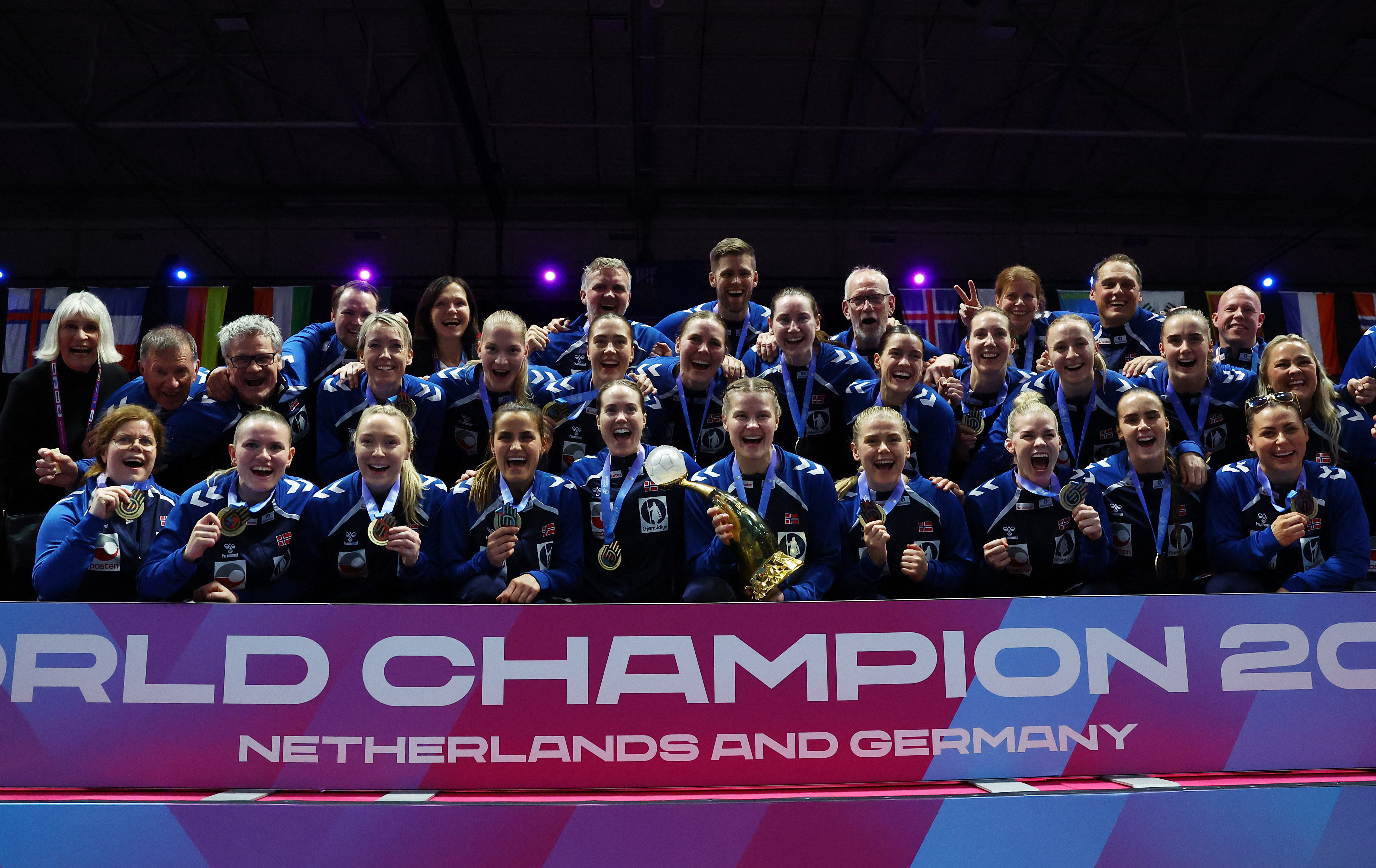 Handball - 2025 IHF World Women's Handball Championship - Rotterdam Ahoy, Rotterdam, Netherlands - December 14, 2025  Gold medallist Norway's Maren Nyland Aardahl celebrates with teammates and the trophy during the ceremony REUTERS/Piroschka Van De Wouw