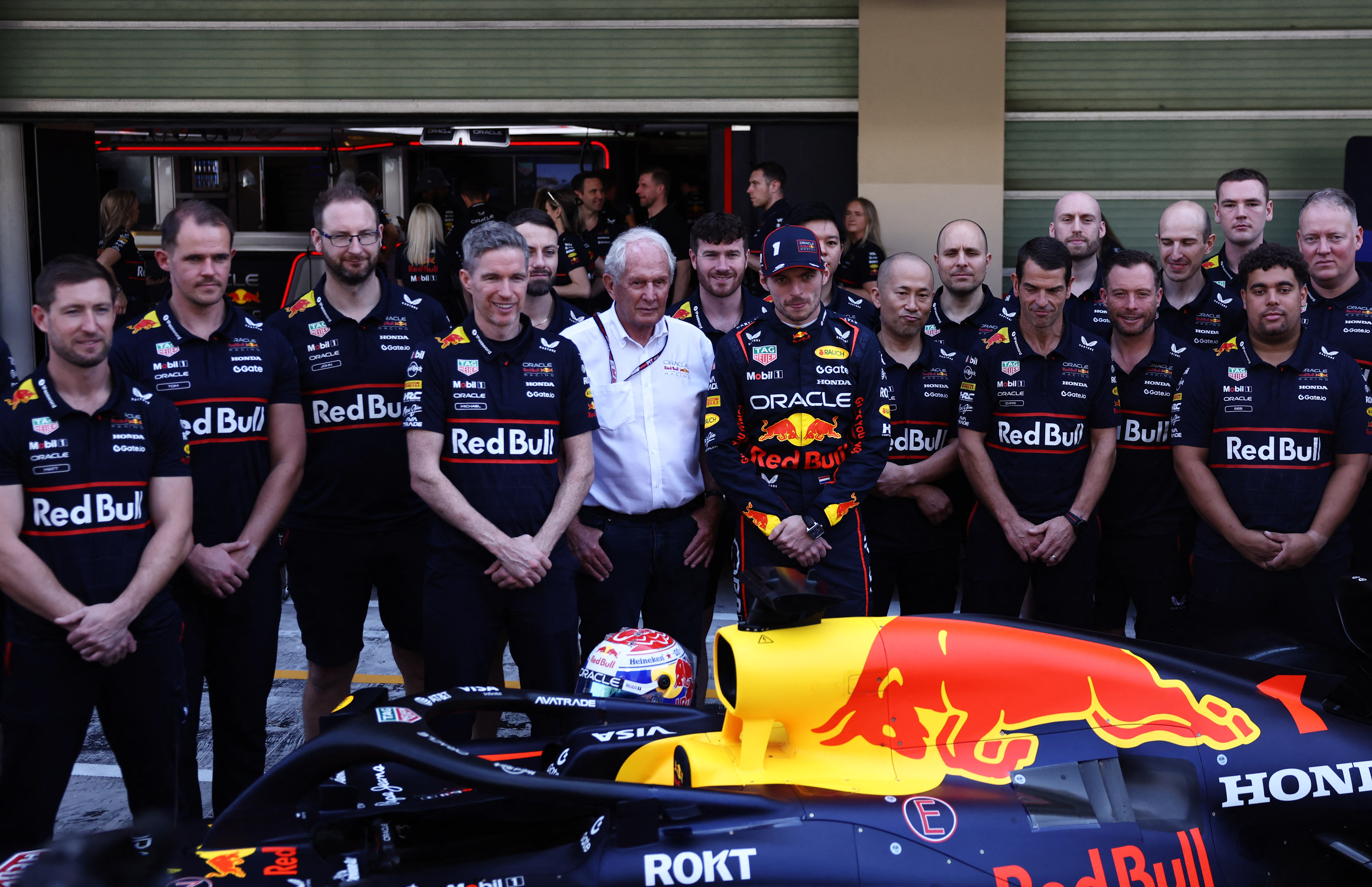 Formula One F1 - Abu Dhabi Grand Prix - Yas Marina Circuit, Abu Dhabi, United Arab Emirates - December 7, 2025 Red Bull's Max Verstappen poses for a team picture with team advisor Helmut Marko and crew members ahead of the race REUTERS/Amr Alfiky
