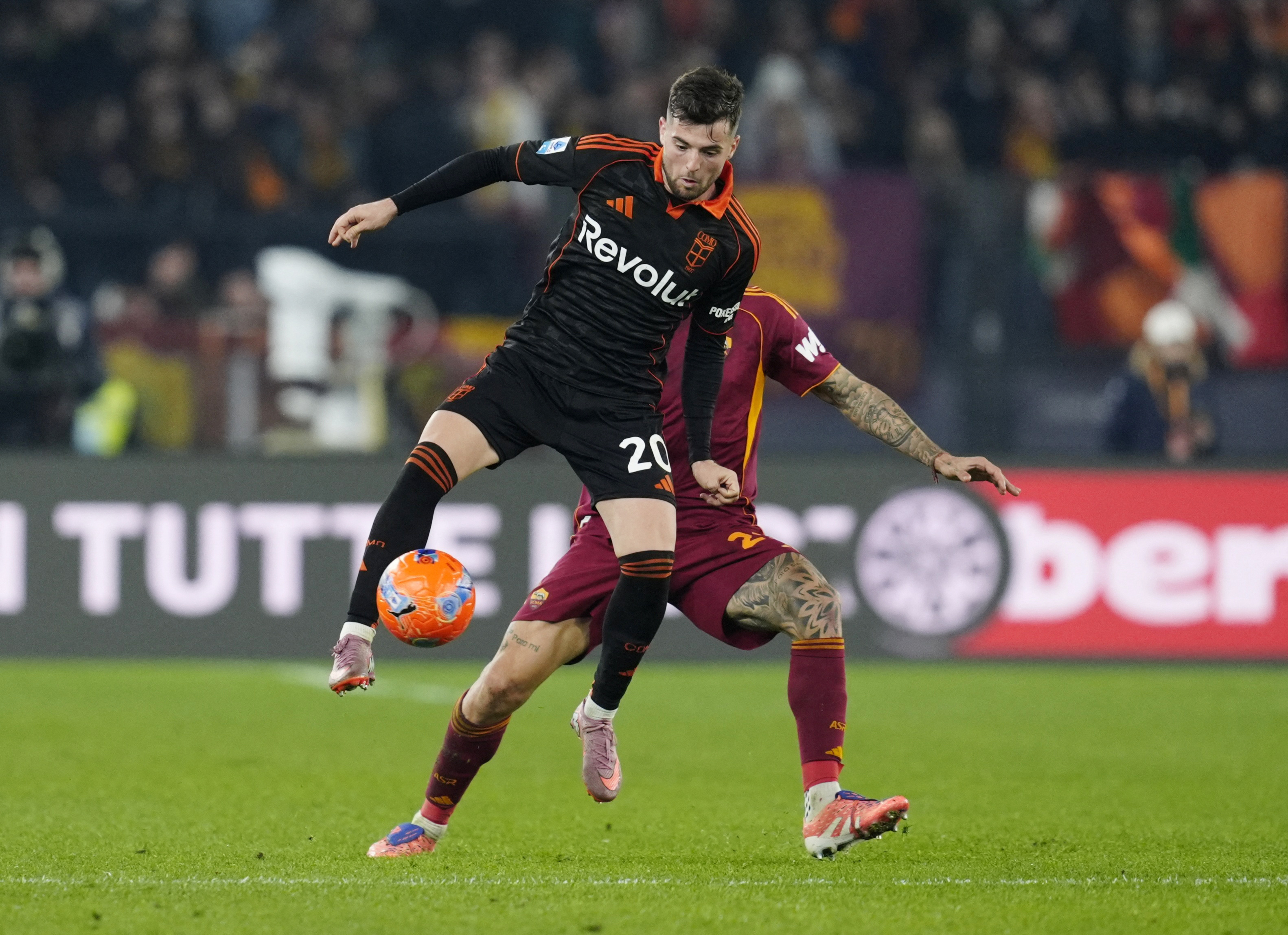 Soccer Football - Serie A - AS Roma v Como - Stadio Olimpico, Rome, Italy - December 15, 2025 Como's Martin Baturina in action with AS Roma's Gianluca Mancini REUTERS/Matteo Ciambelli