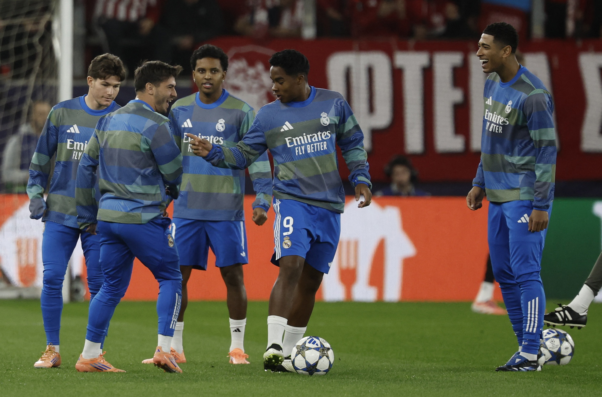 Soccer Football - UEFA Champions League - Olympiacos v Real Madrid - Georgios Karaiskakis Stadium, Piraeus, Greece - November 26, 2025 Real Madrid's Endrick and Jude Bellingham during the warm up before the match REUTERS/Louiza Vradi