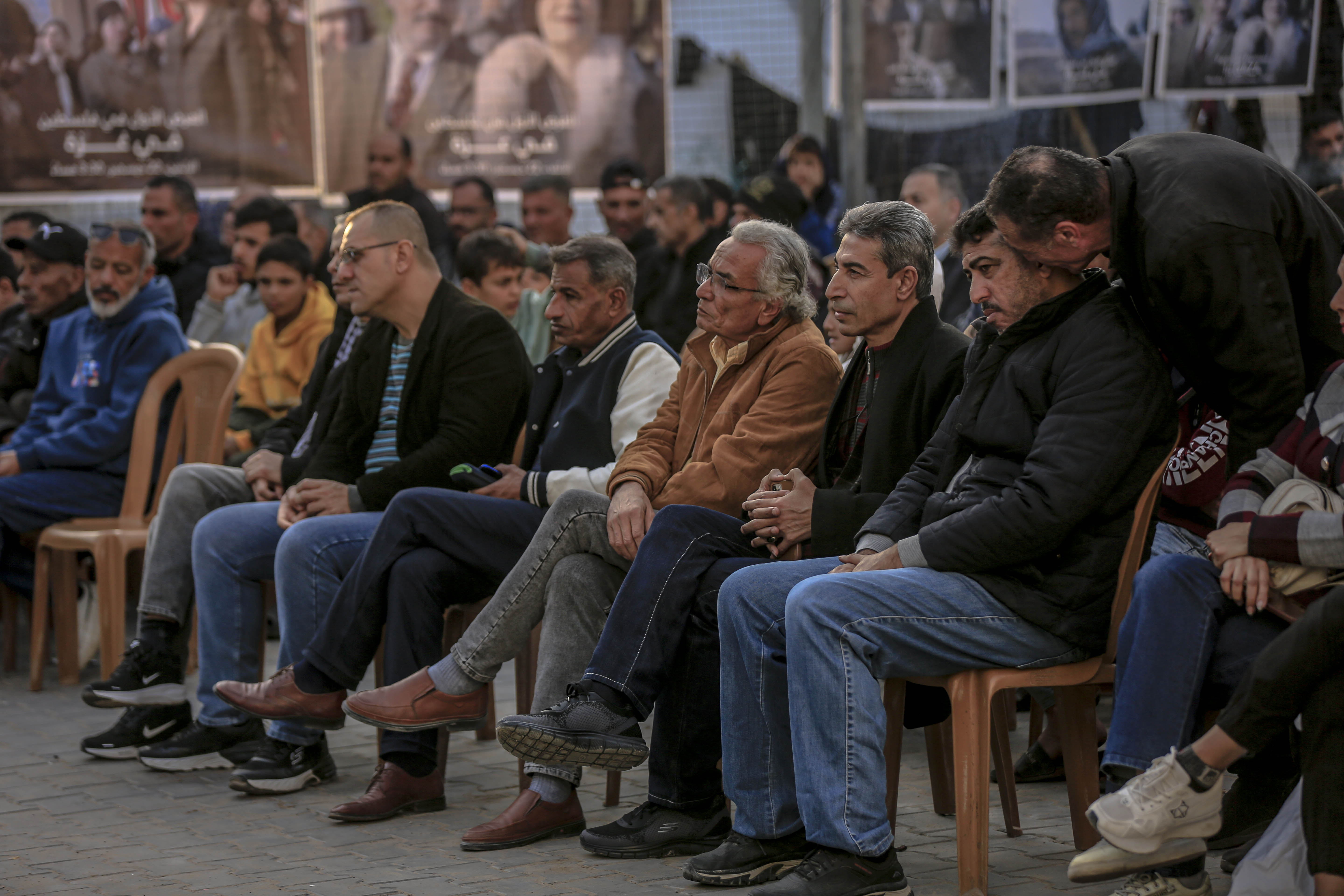 GRAD GAZA, GAZA - 22. DECEMBAR: Veliki broj raseljenih Palestinaca okupio se