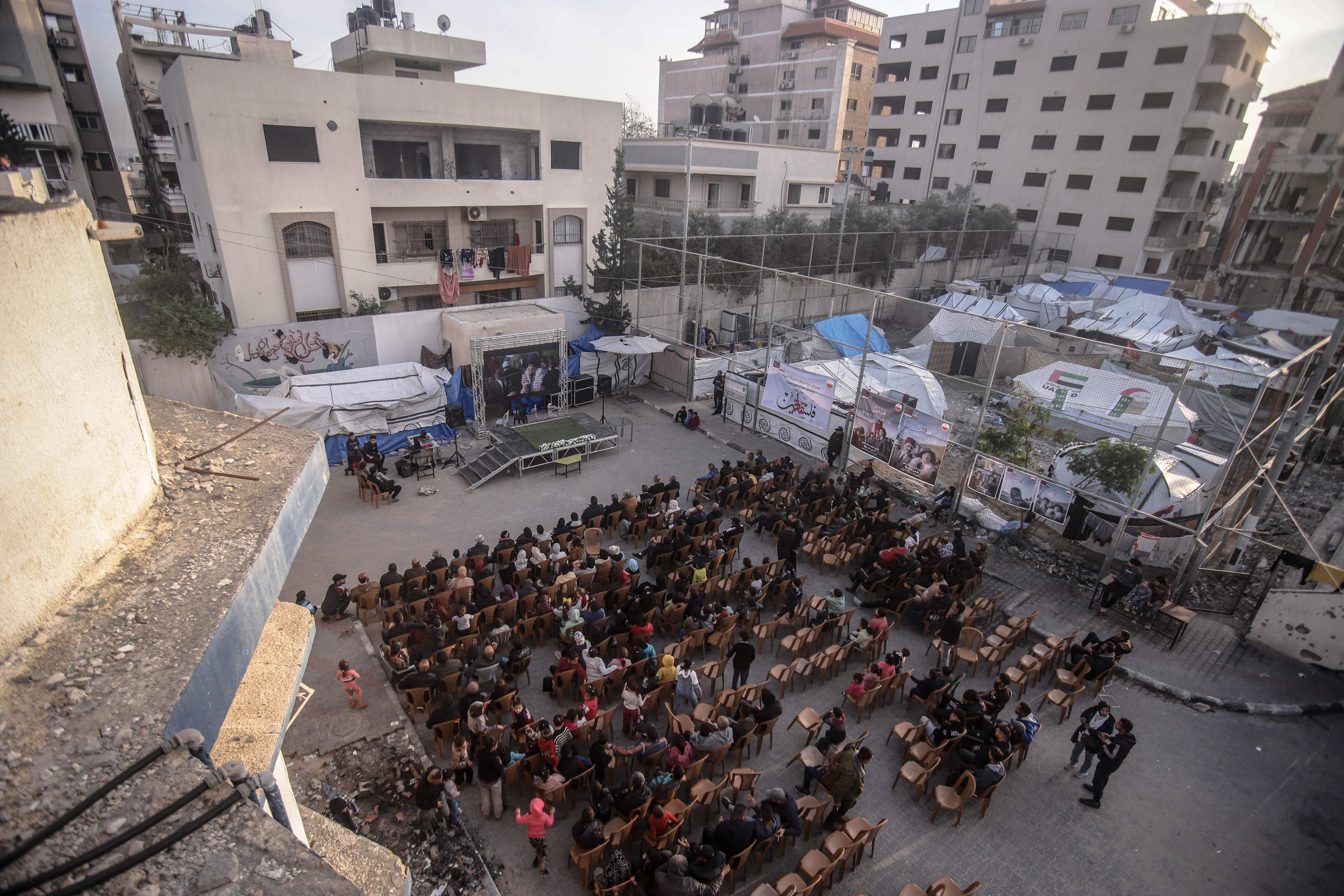 GRAD GAZA, GAZA - 22. DECEMBAR: Veliki broj raseljenih Palestinaca okupio
