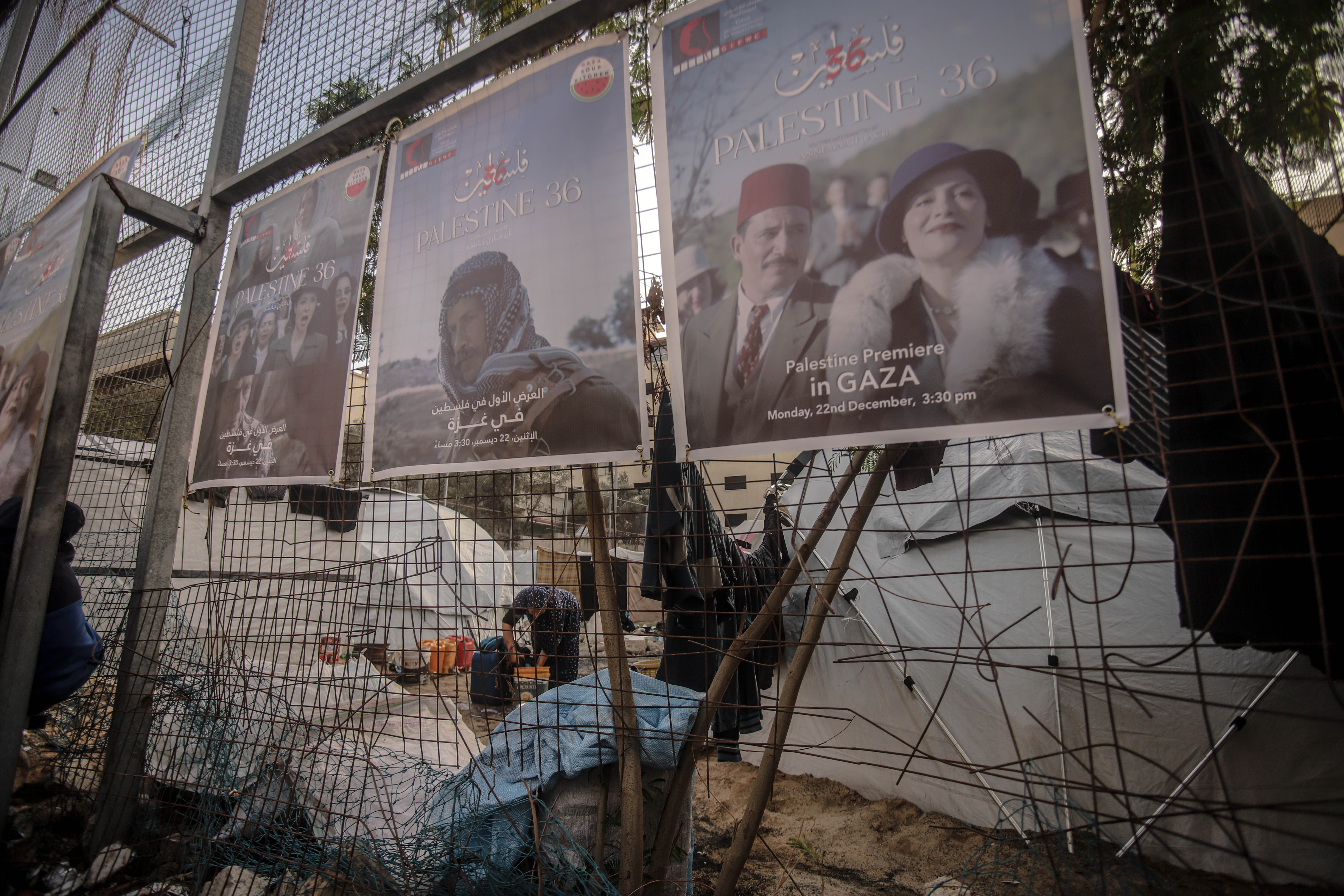 GRAD GAZA, GAZA - 22. DECEMBAR: Veliki broj raseljenih Palestinaca okupio se