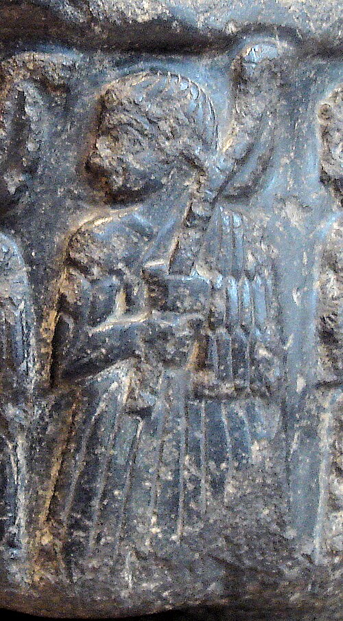 Akkadian_official_in_the_retinue_of_Sargon_of_Akkad,_holding_an_axe