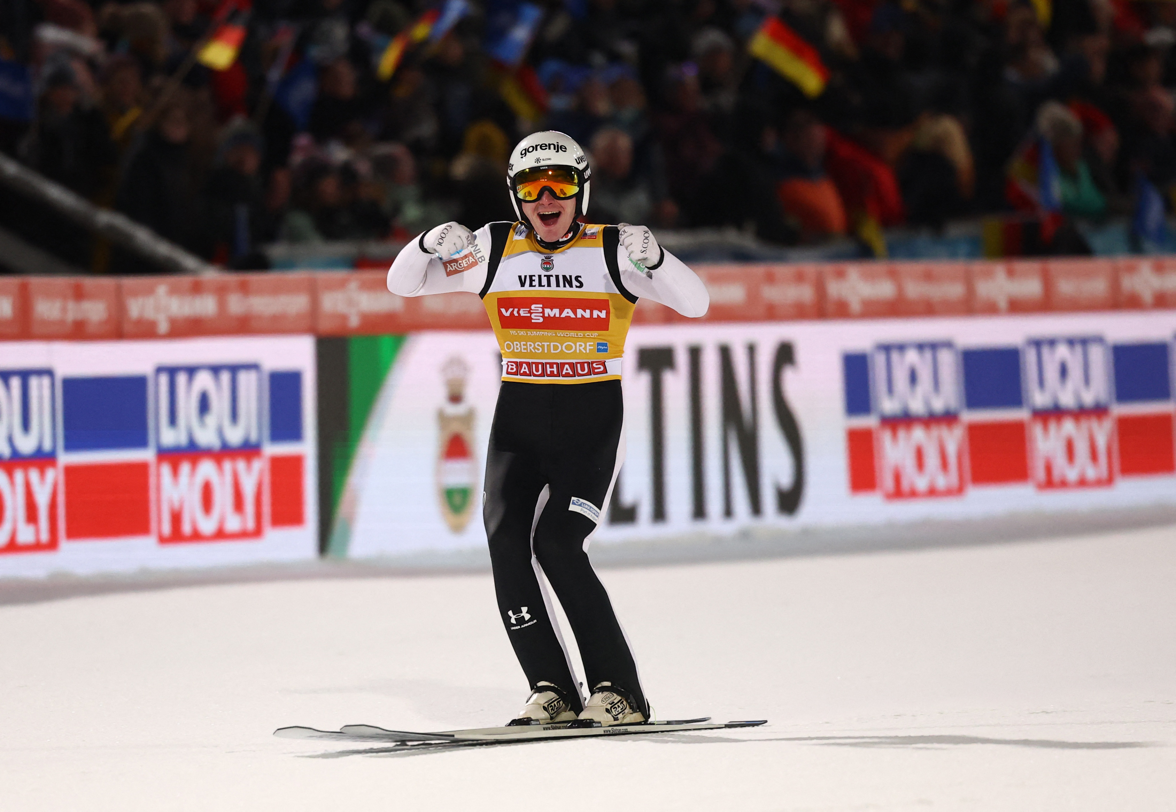 2025-12-29T173812Z_35901947_UP1ELCT1CZMNZ_RTRMADP_3_SKI-JUMPING-4HILL