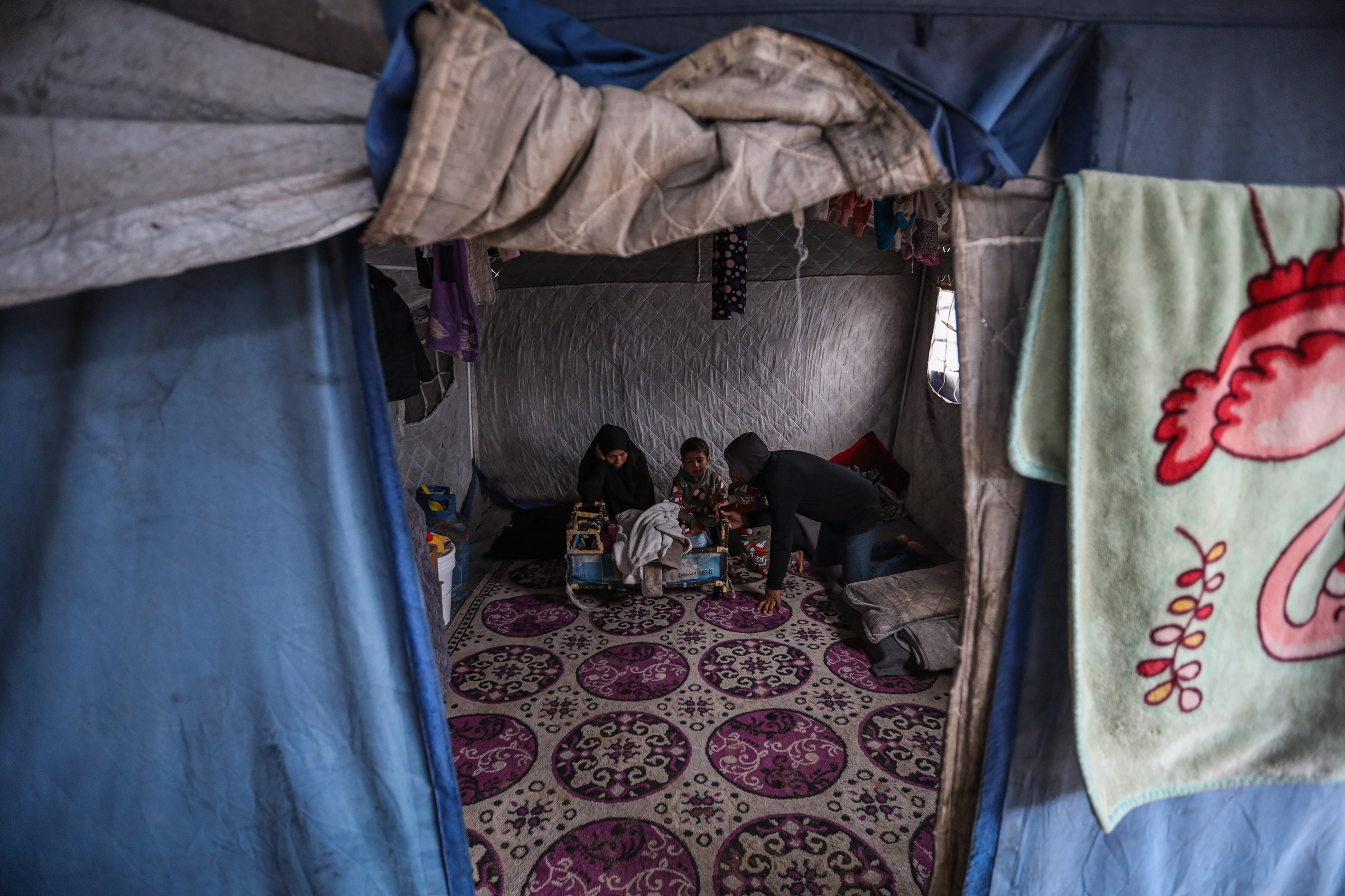 GAZA GRAD, GAZA - 29. DECEMBAR:Porodica od šest članova bori se da preživi