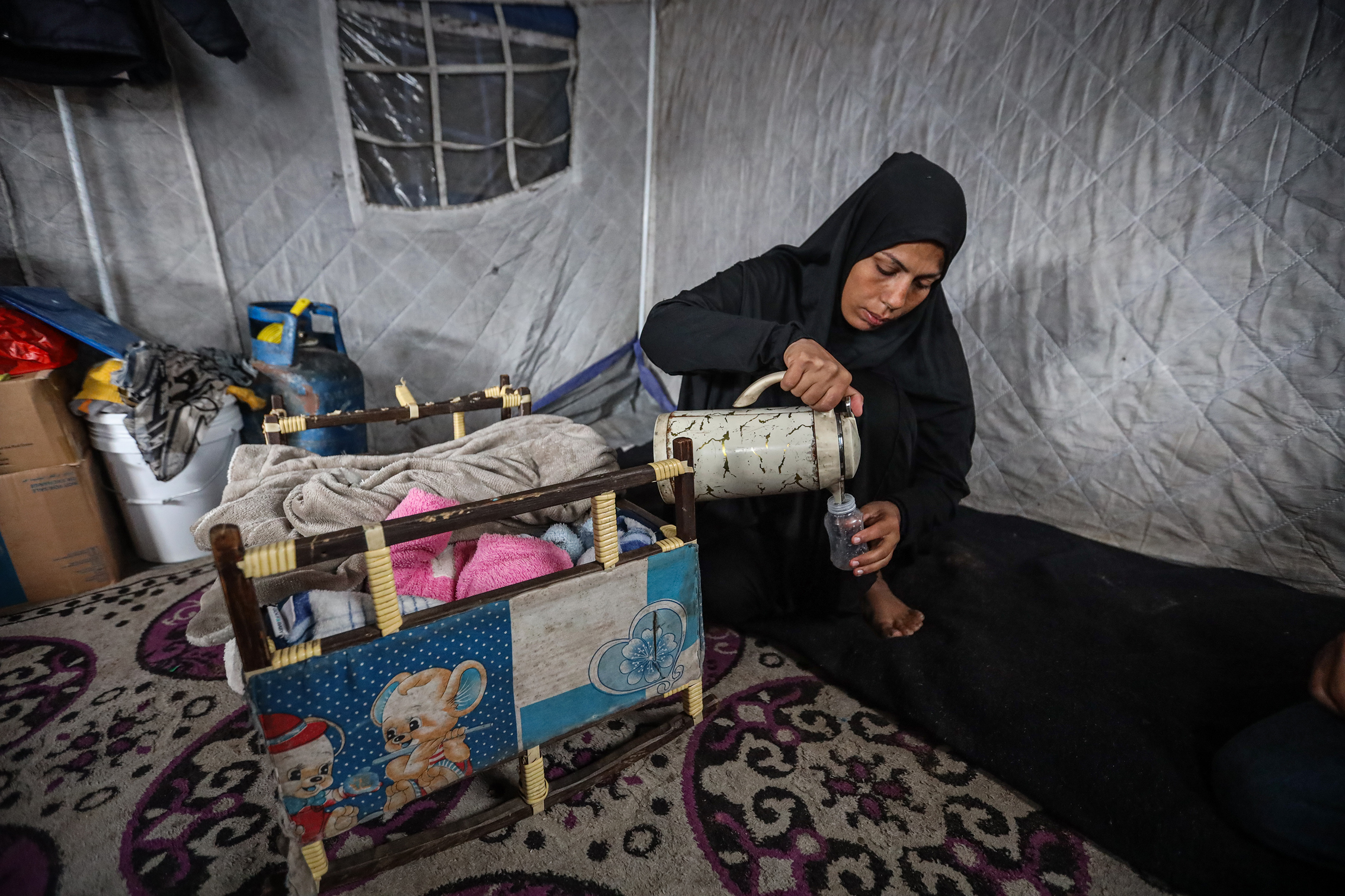 GAZA GRAD, GAZA - 29. DECEMBAR:Porodica od šest članova bori se da preživi