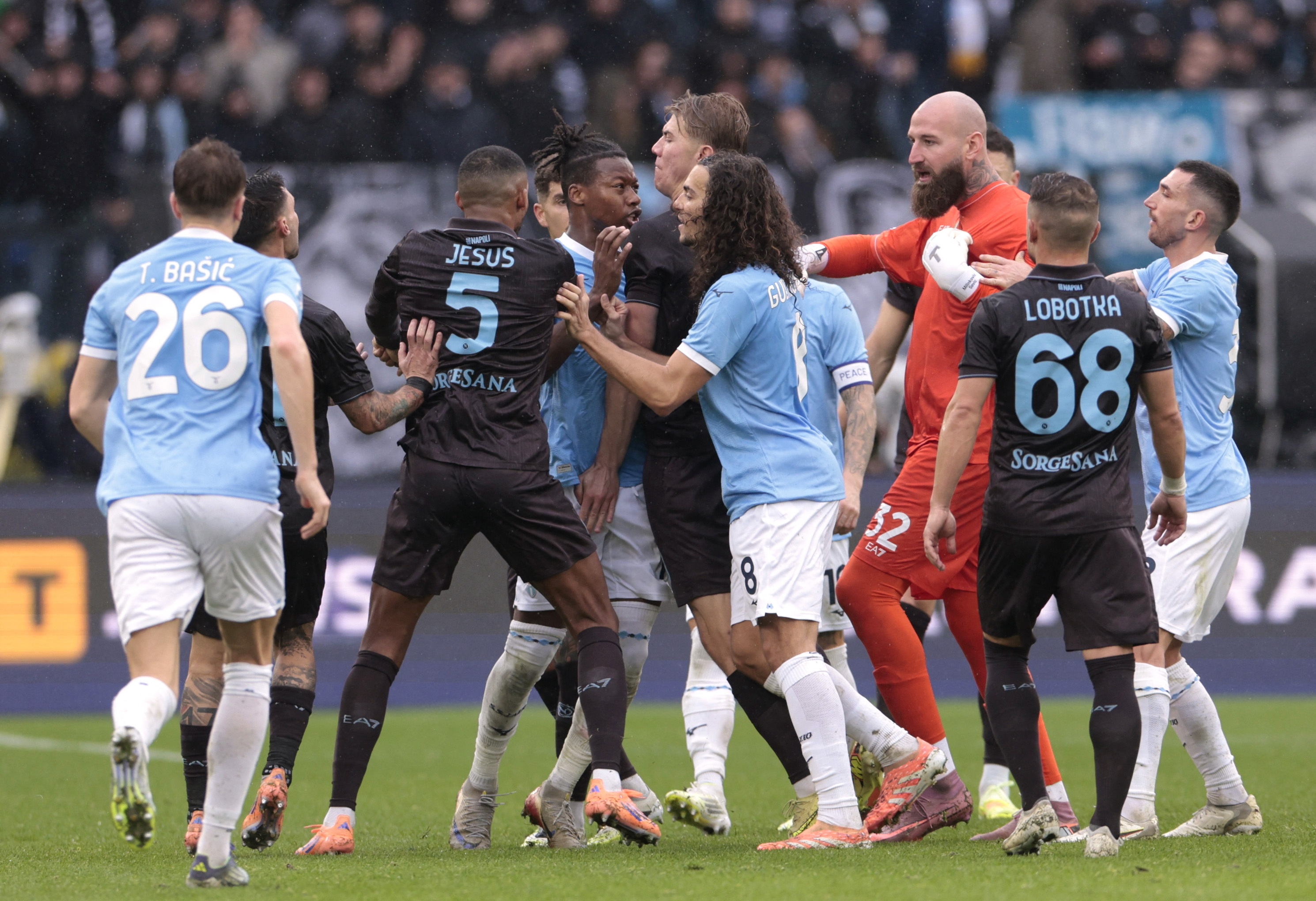 Soccer Football - Serie A - Lazio v Napoli - Stadio Olimpico, Rome, Italy - January 4, 2026 Lazio's Tijjani Noslin and Lazio's Matteo Guendouzi clash with Napoli's Rasmus Hojlund, Napoli's Juan Jesus and Napoli's Vanja Milinkovic-Savic REUTERS/Remo Casill