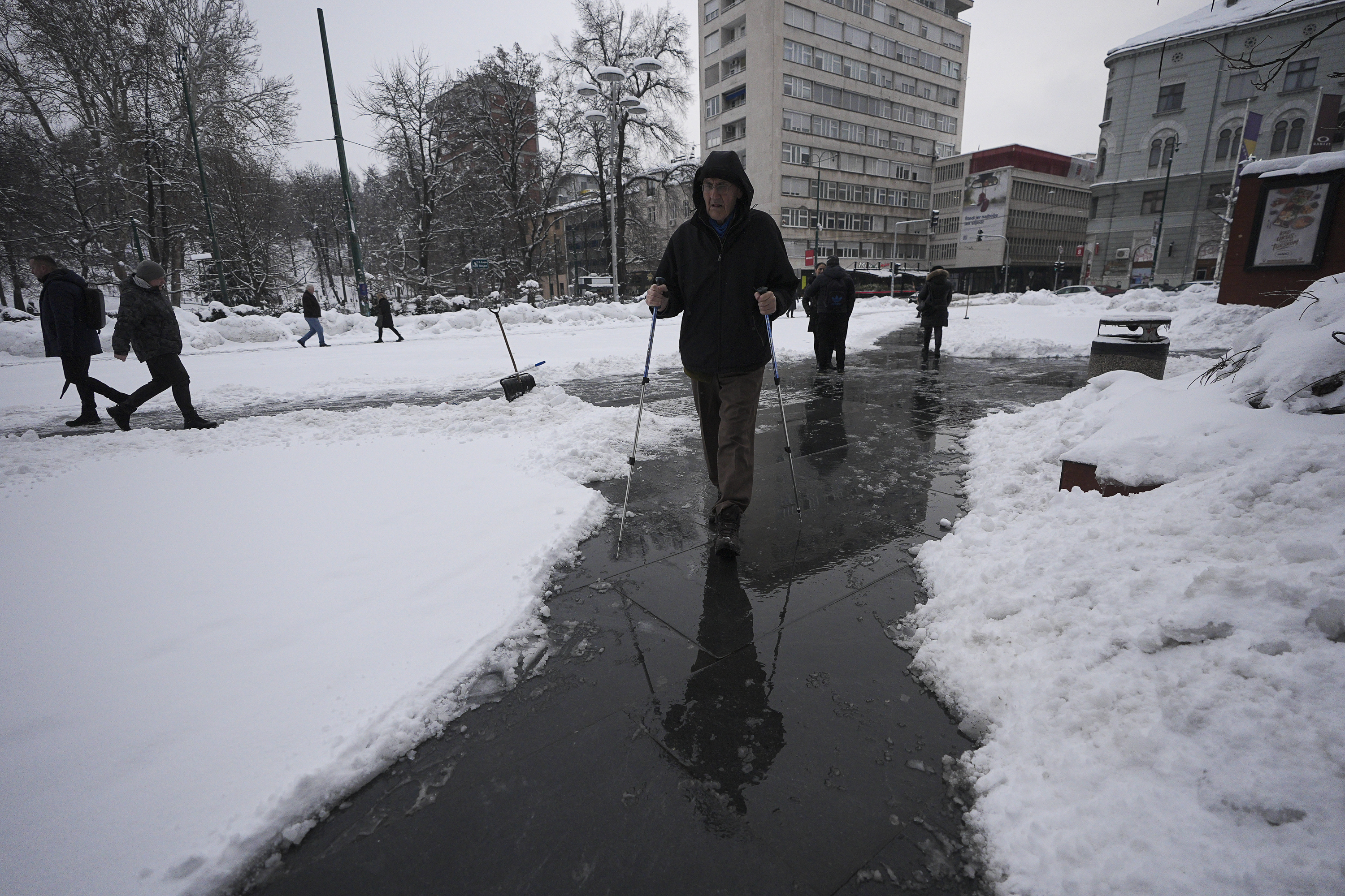 Ledena kiša i snijeg donijeli nove probleme građanima Sarajeva