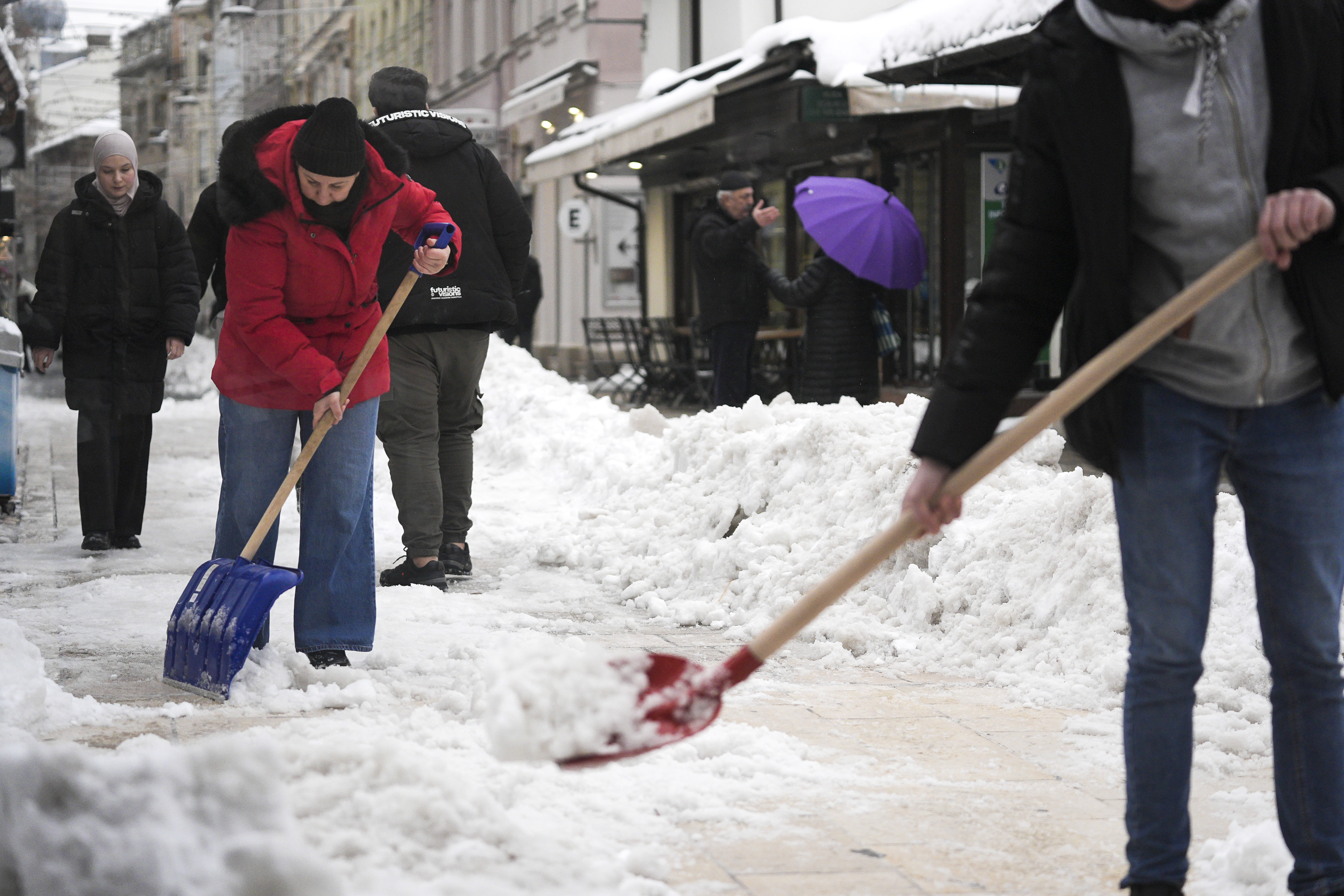 Ledena kiša i snijeg donijeli nove probleme građanima Sarajeva
