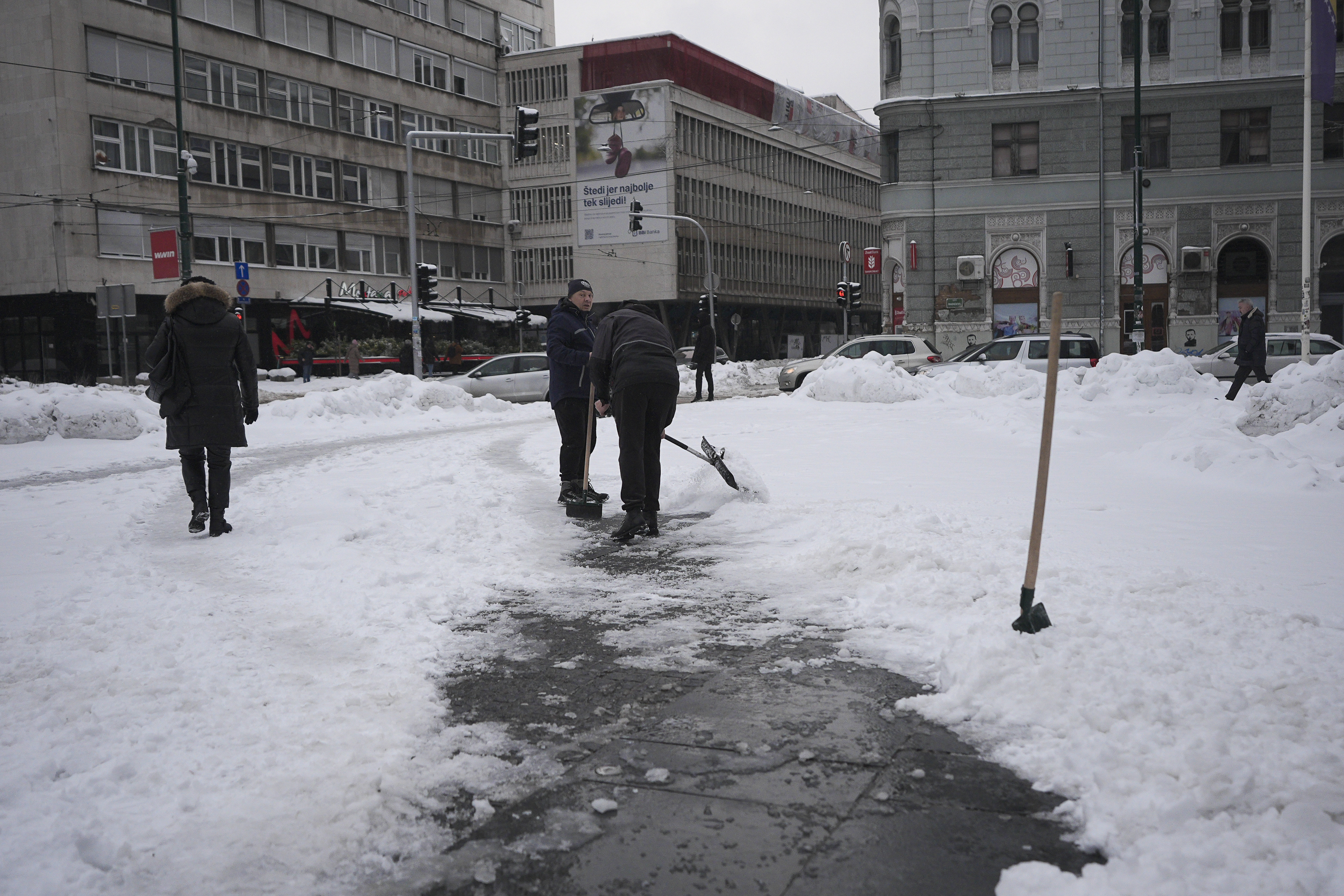 Ledena kiša i snijeg donijeli nove probleme građanima Sarajeva