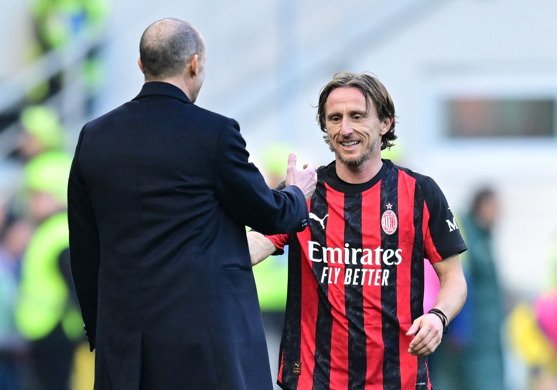 Soccer Football - Serie A - AC Milan v Hellas Verona - San Siro, Milan, Italy - December 28, 2025 AC Milan's Luka Modric hugs shakes hands with coach Massimiliano Allegri after being substituted REUTERS/Daniele Mascolo