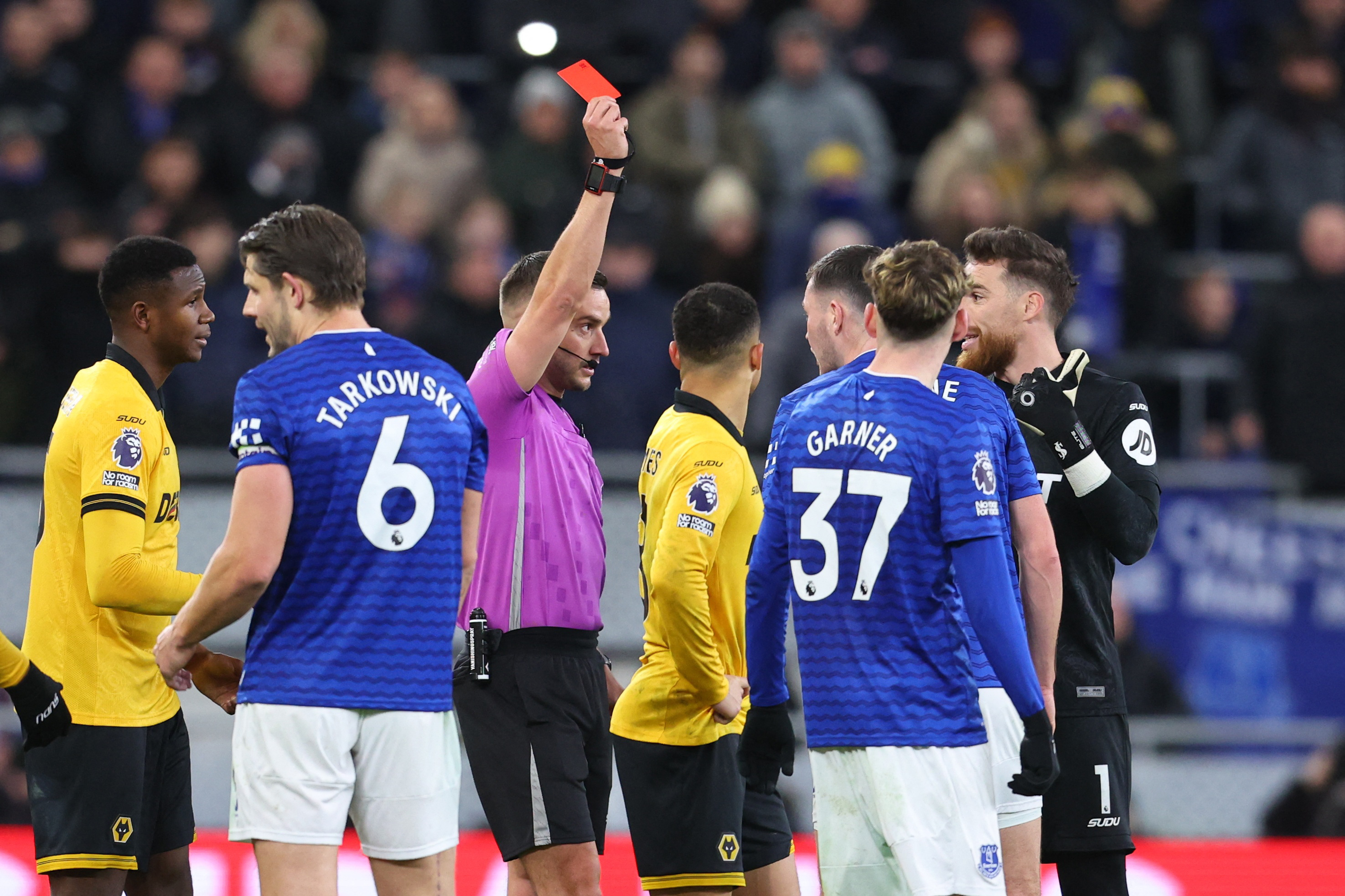Soccer Football - Premier League - Everton v Wolverhampton Wanderers - Hill Dickinson Stadium, Liverpool, Britain - January 7, 2026 Everton's Michael Keane is shown a red card by referee Thomas Kirk Action Images via Reuters/Ed Sykes EDITORIAL USE ONLY. N