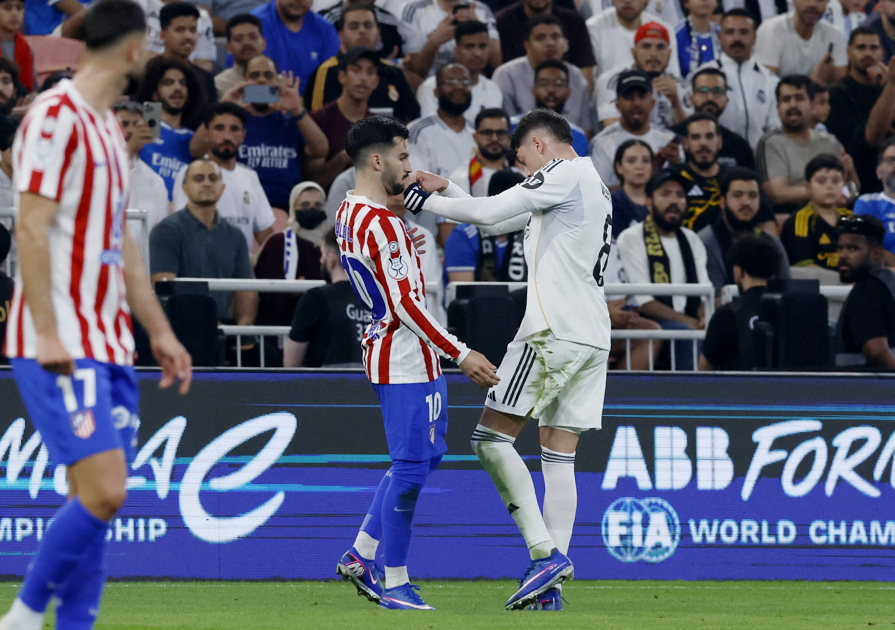 Soccer - Spanish Super Cup - Semi Final - Atletico Madrid v Real Madrid - King Abdullah Sports City, Jeddah, Saudi Arabia - January 8, 2026 Atletico Madrid's Alex Baena clashes with Real Madrid's Federico Valverde REUTERS/Vincent West