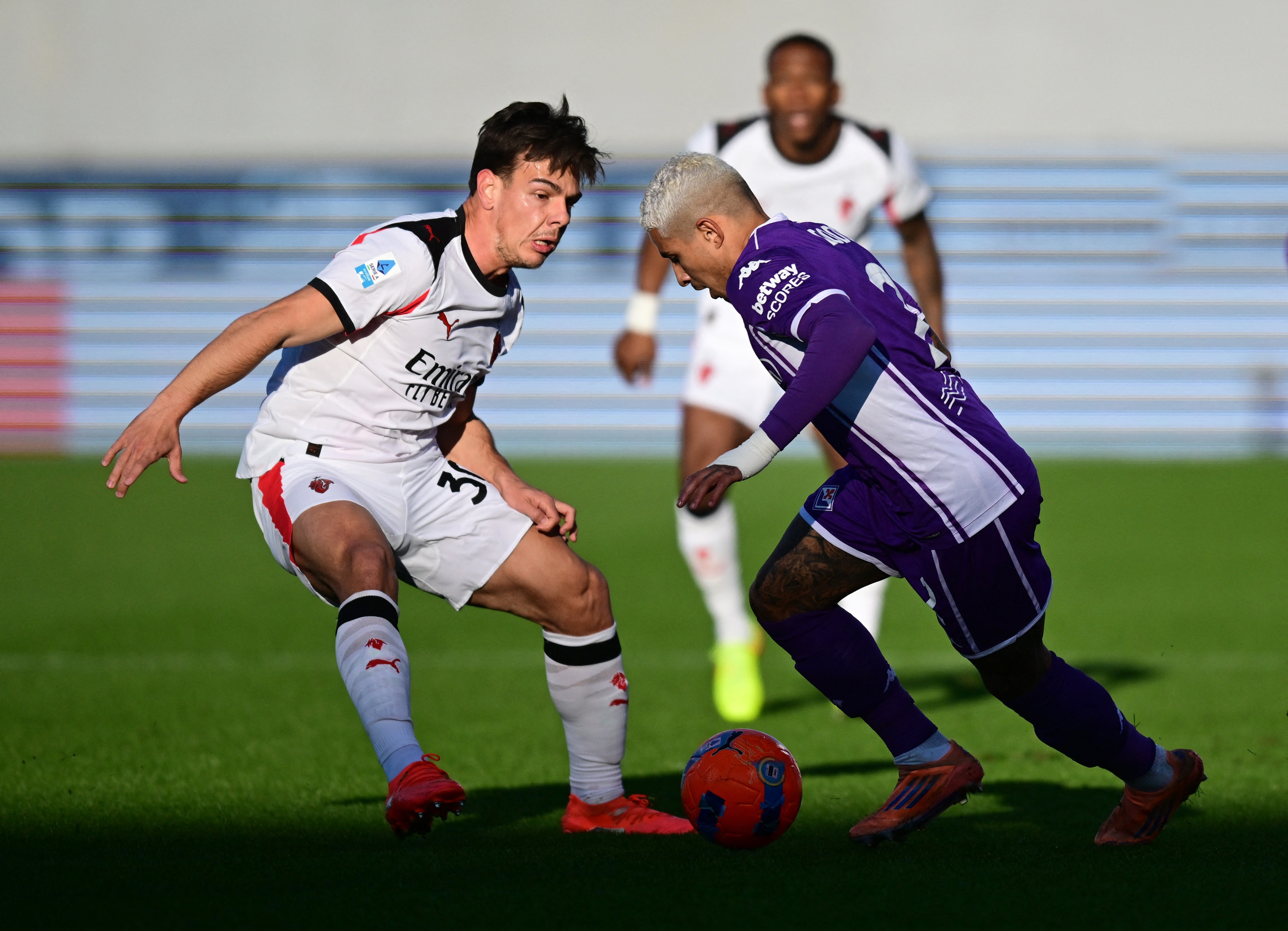 Soccer Football - Serie A - Fiorentina v AC Milan - Stadio Artemio Franchi, Florence, Italy - January 11, 2026 Fiorentina's Dodo in action with AC Milan's Ardon Jashari REUTERS/Daniele Mascolo