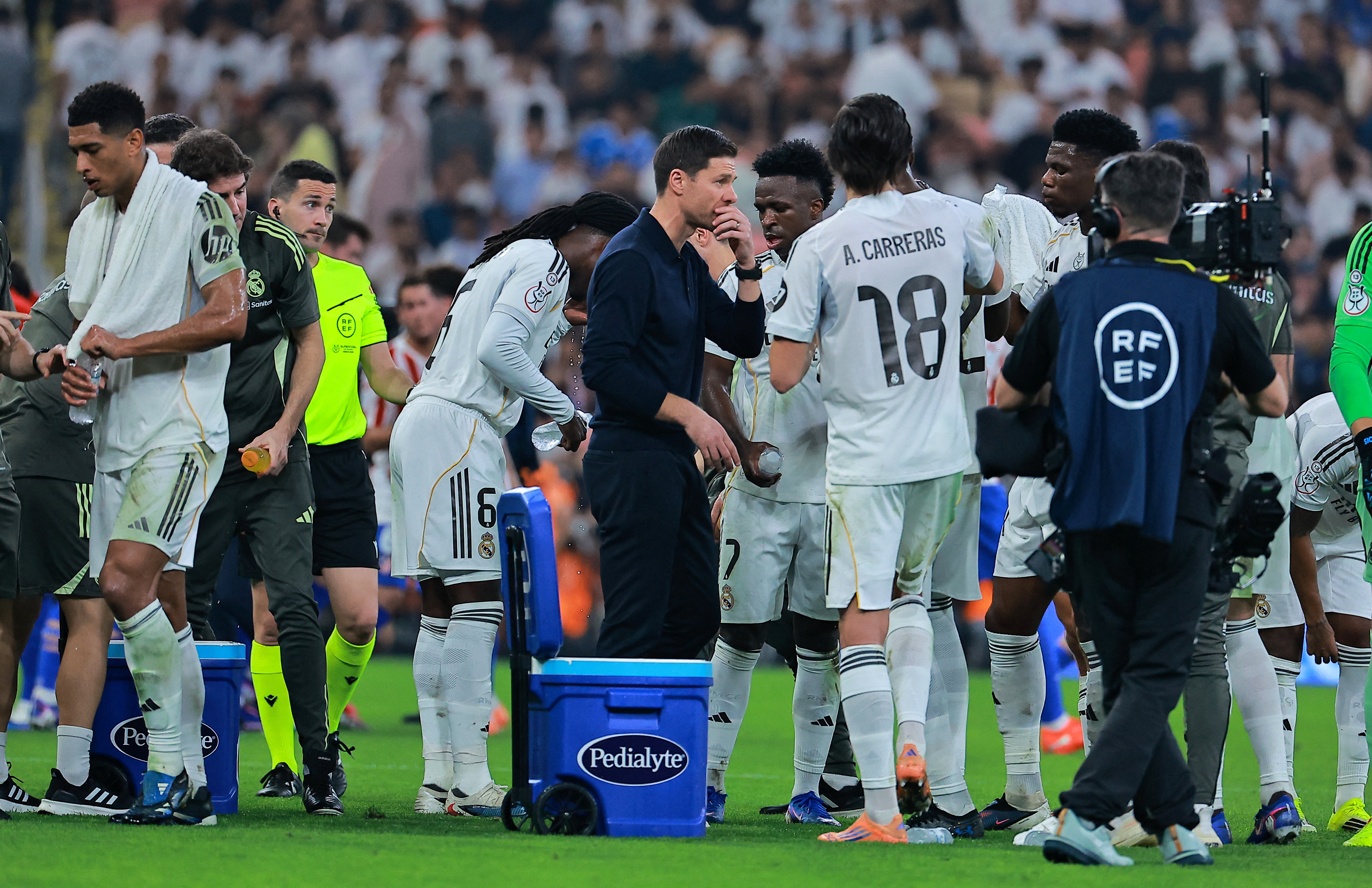 Soccer - Spanish Super Cup - Semi Final - Atletico Madrid v Real Madrid - King Abdullah Sports City, Jeddah, Saudi Arabia - January 8, 2026 Real Madrid coach Xabi Alonso, Jude Bellingham and Vinicius Junior during a break in play REUTERS/Stringer