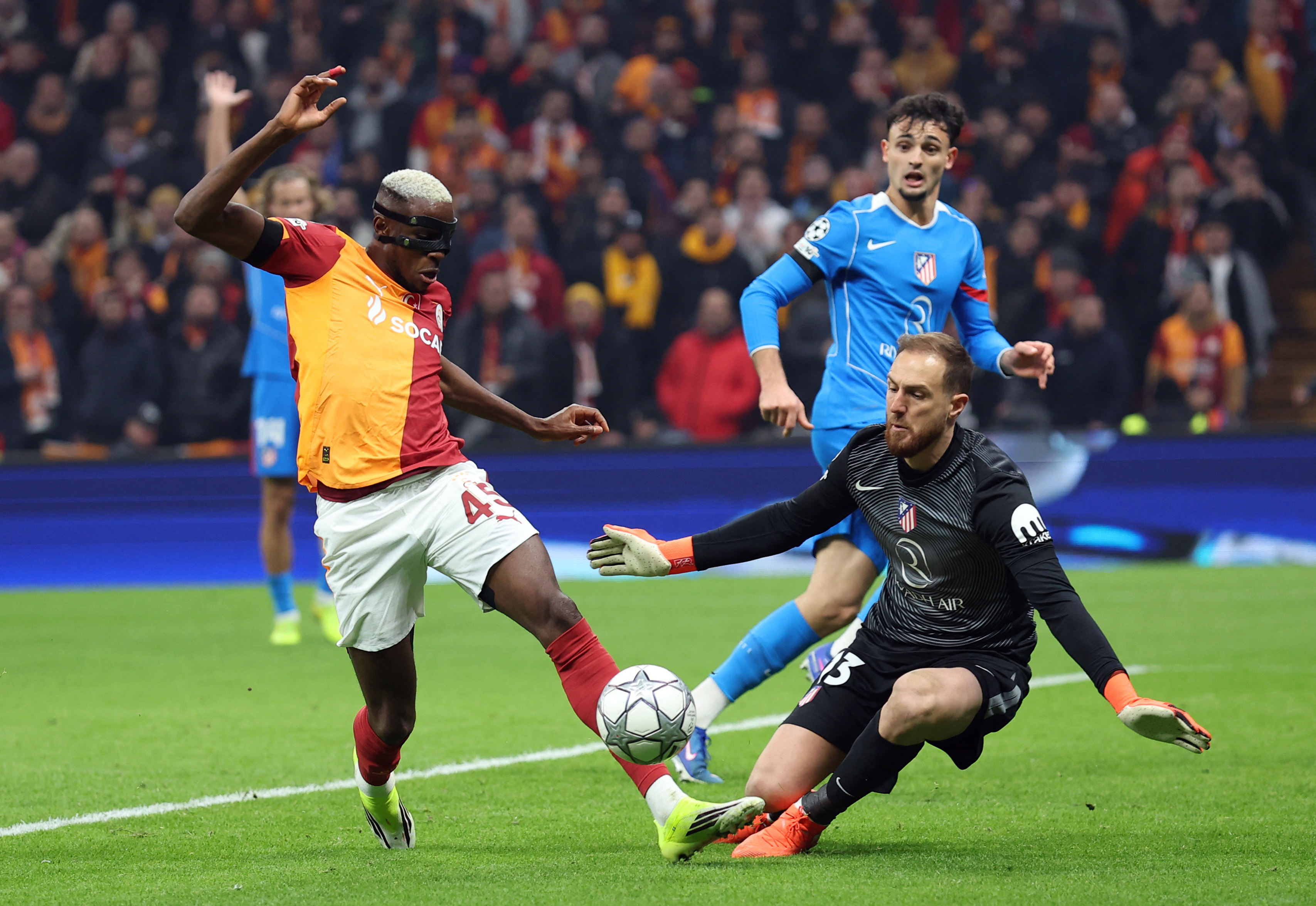 Soccer Football - UEFA Champions League - Galatasaray v Atletico Madrid - Rams Park, Istanbul, Turkey - January 21, 2026 Galatasaray's Victor Osimhen in action with Atletico Madrid's Jan Oblak REUTERS/Umit Bektas