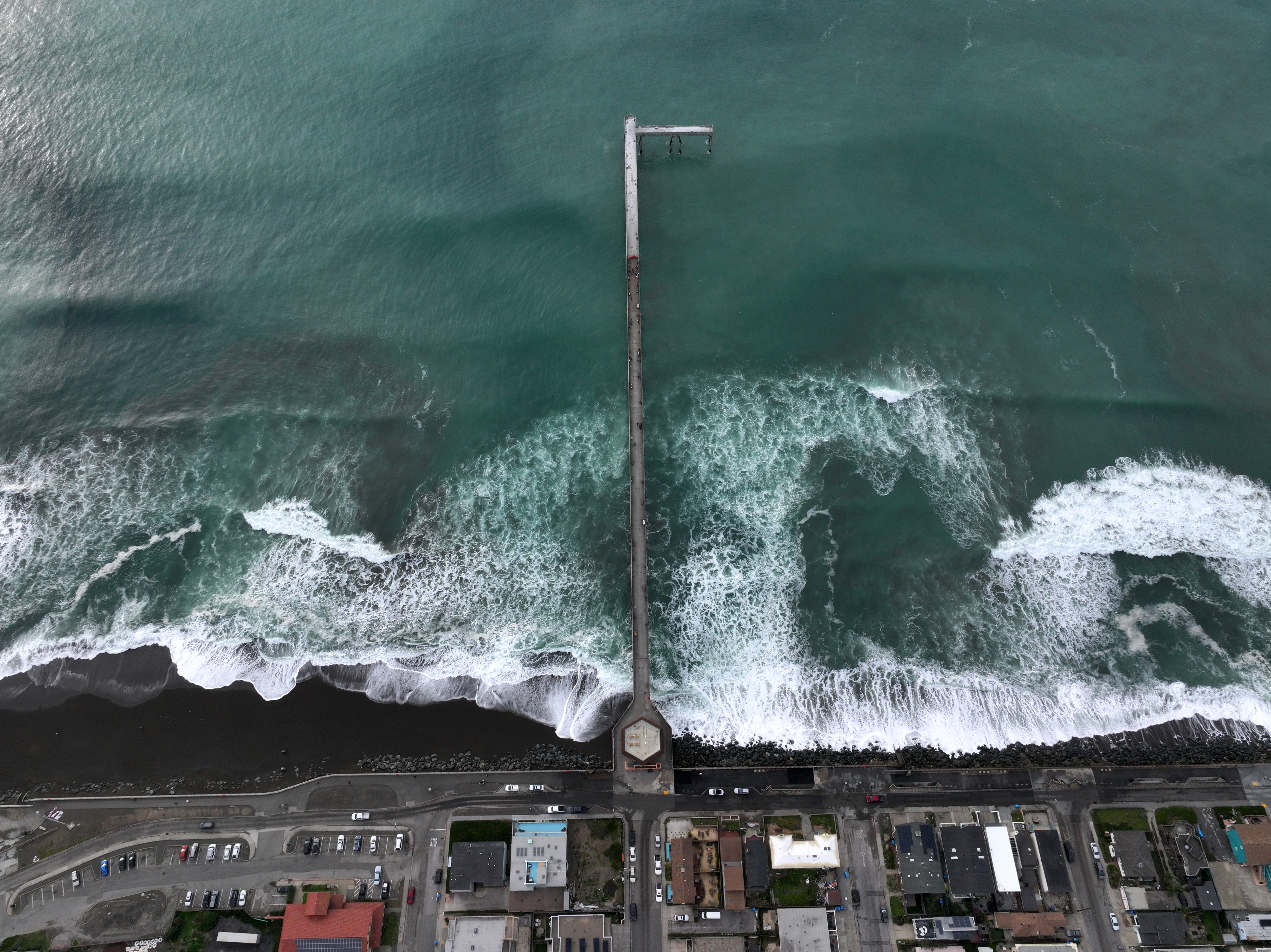 A view of Pacific coastline and waves at Pacifica Municipal Pier in Pacifica, California, United States on January 21, 2026. ( Tayfun Coşkun - Anadolu Agency )