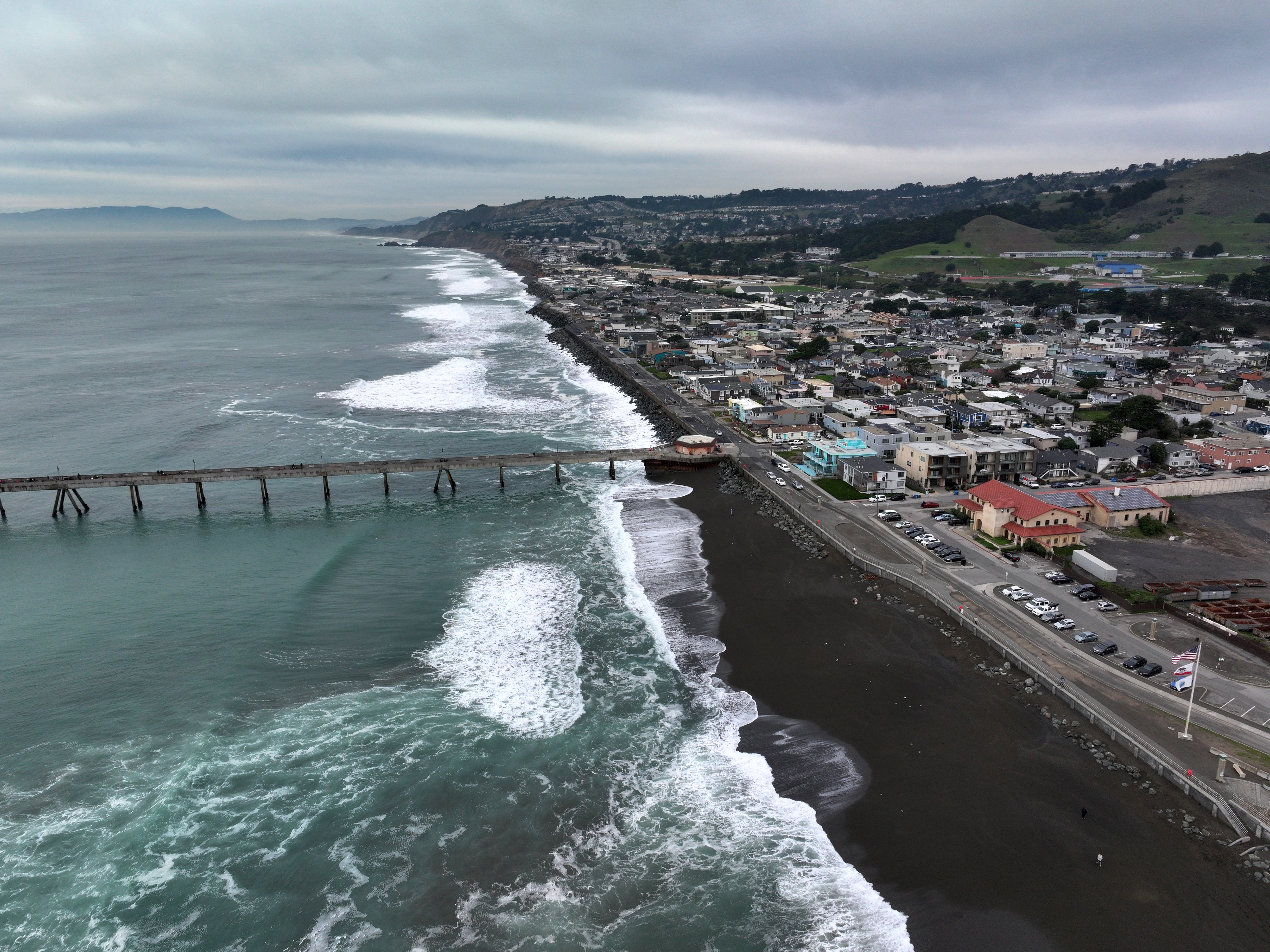 Snažni morski valovi pogodili su obalu u blizini Pacifica Municipal Piera u američkoj saveznoj državi Kaliforniji Tayfun Coşkun - Anadolu Agency